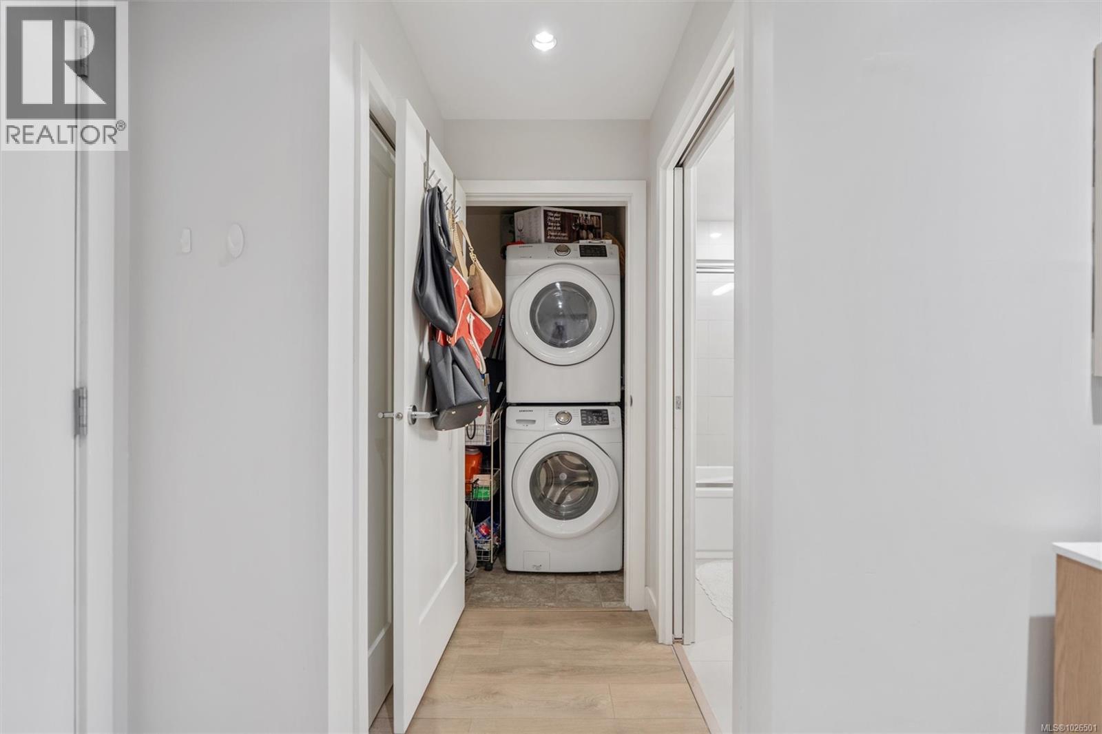 304 3333 Glasgow Ave, Saanich