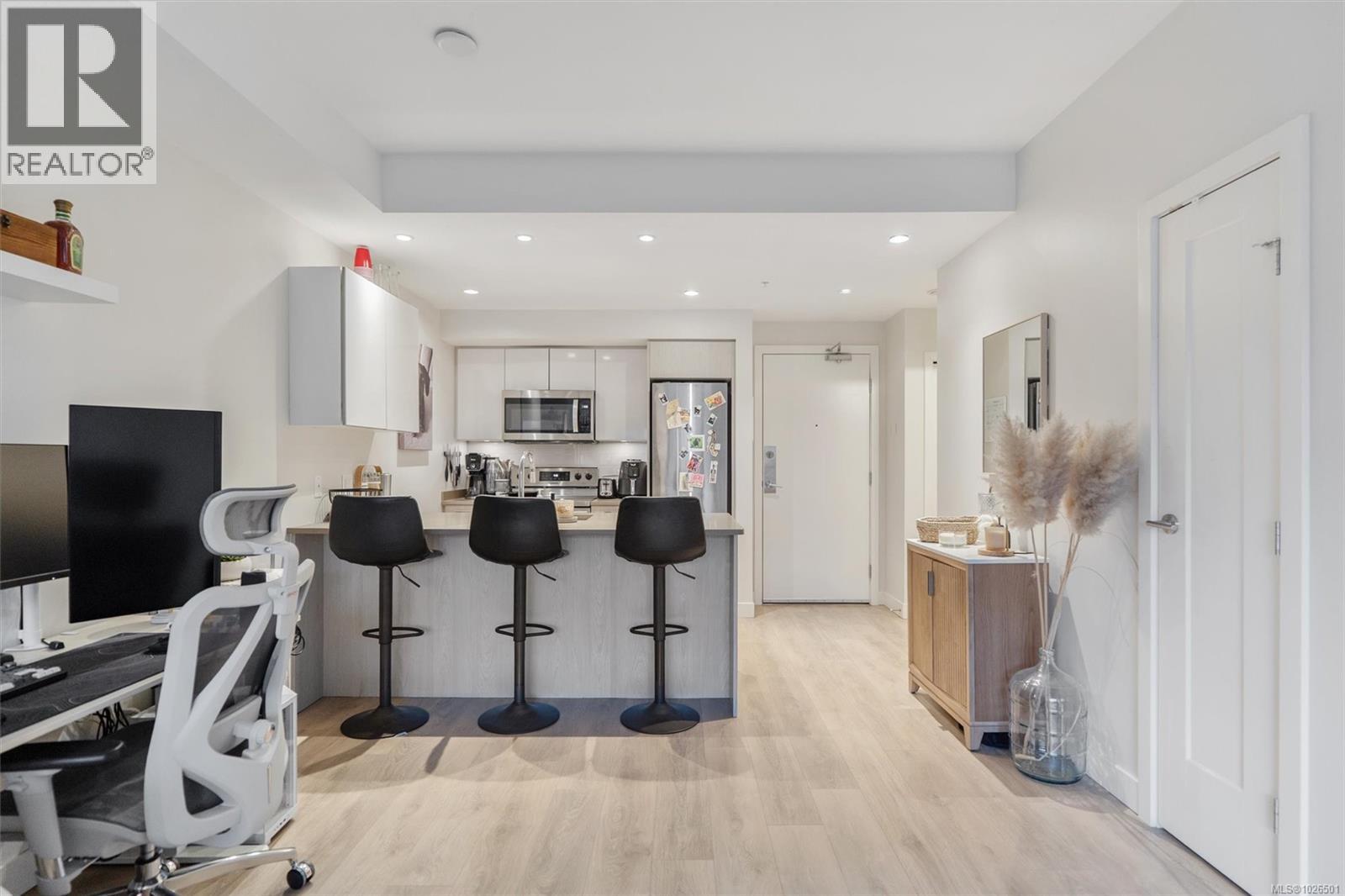 304 3333 Glasgow Ave, Saanich