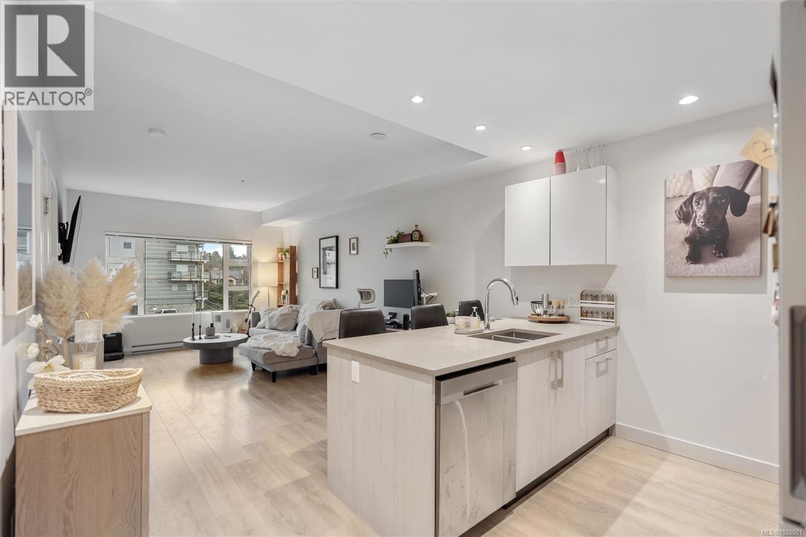 304 3333 Glasgow Ave, Saanich