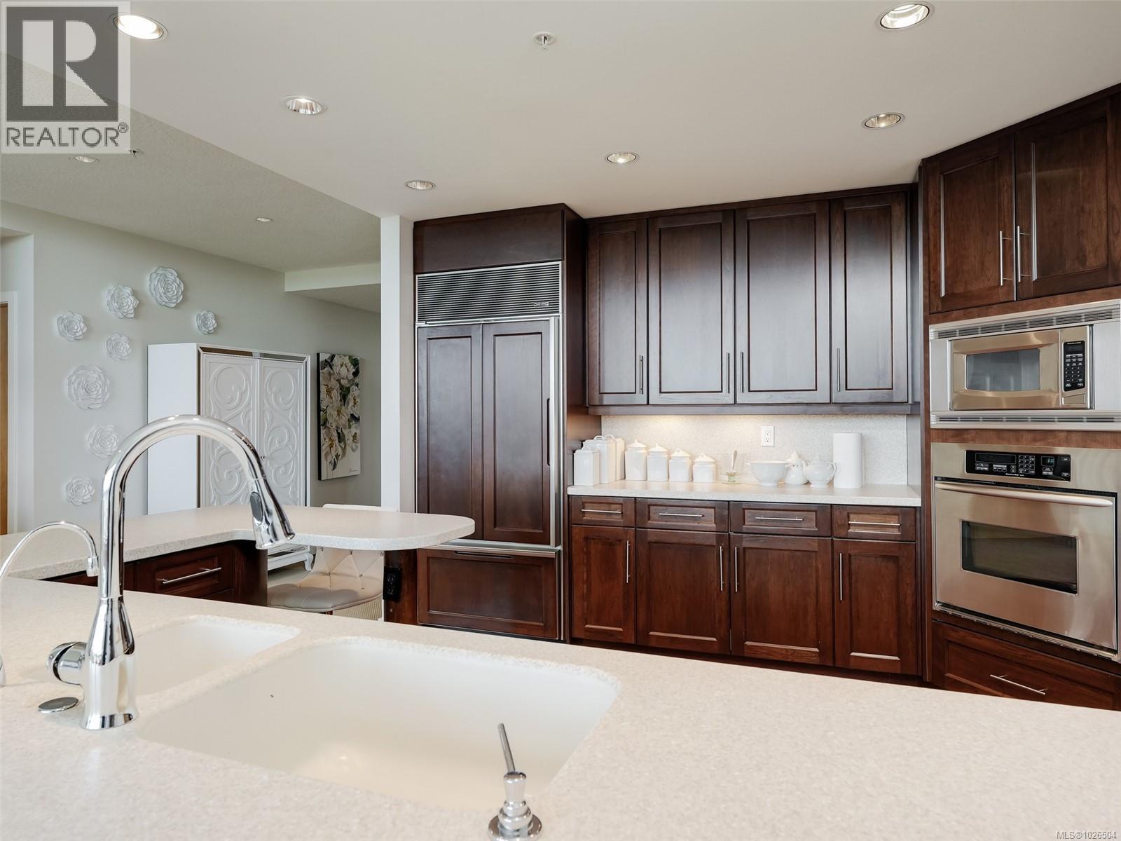 604 5332 Sayward Hill Cres, Saanich