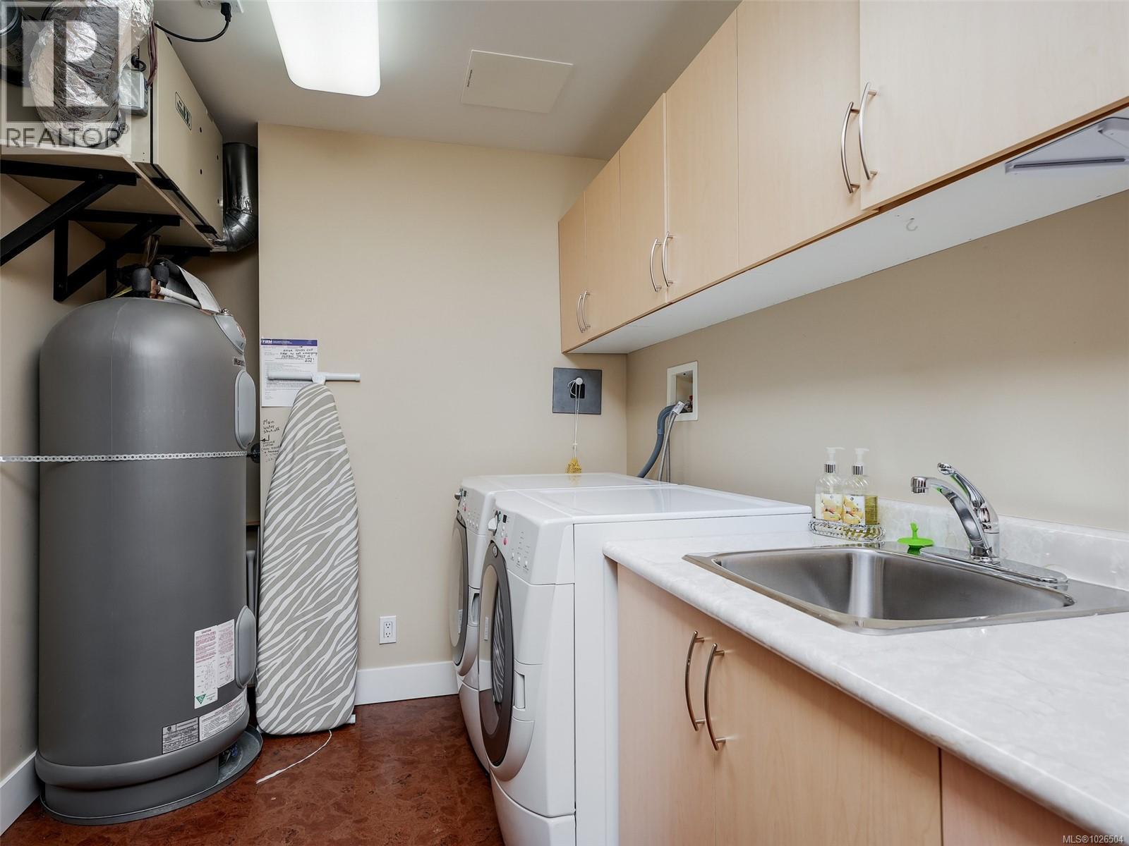 604 5332 Sayward Hill Cres, Saanich