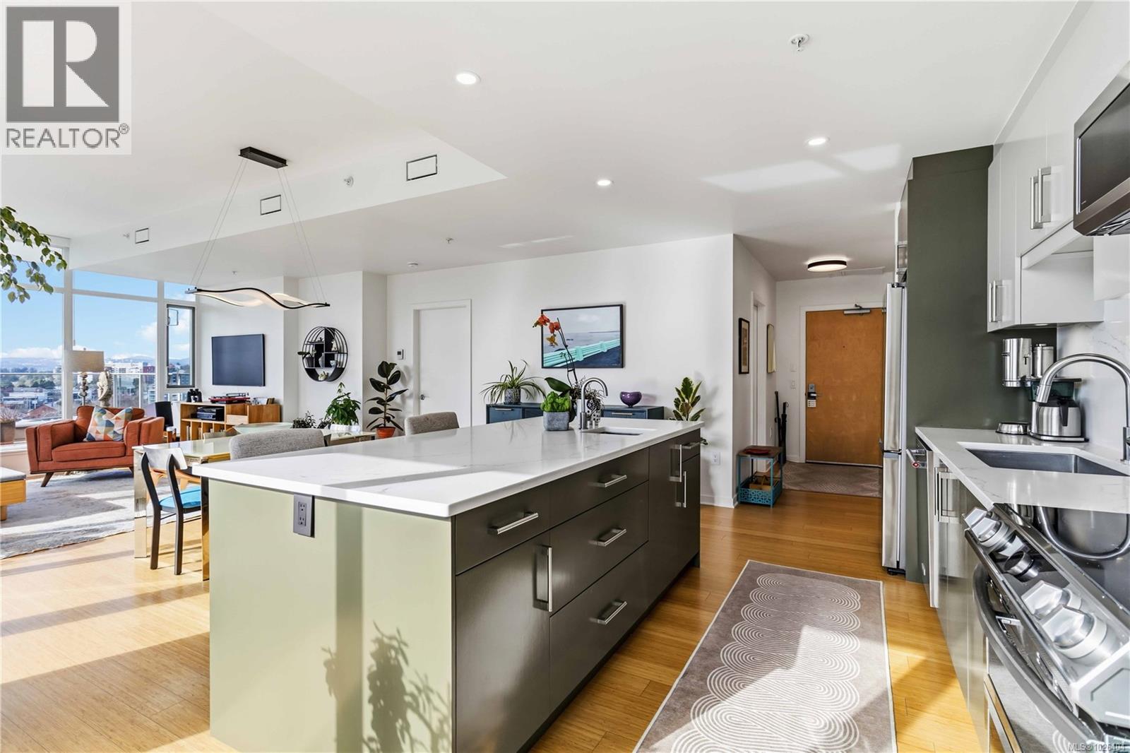 901 373 Tyee Road, Victoria