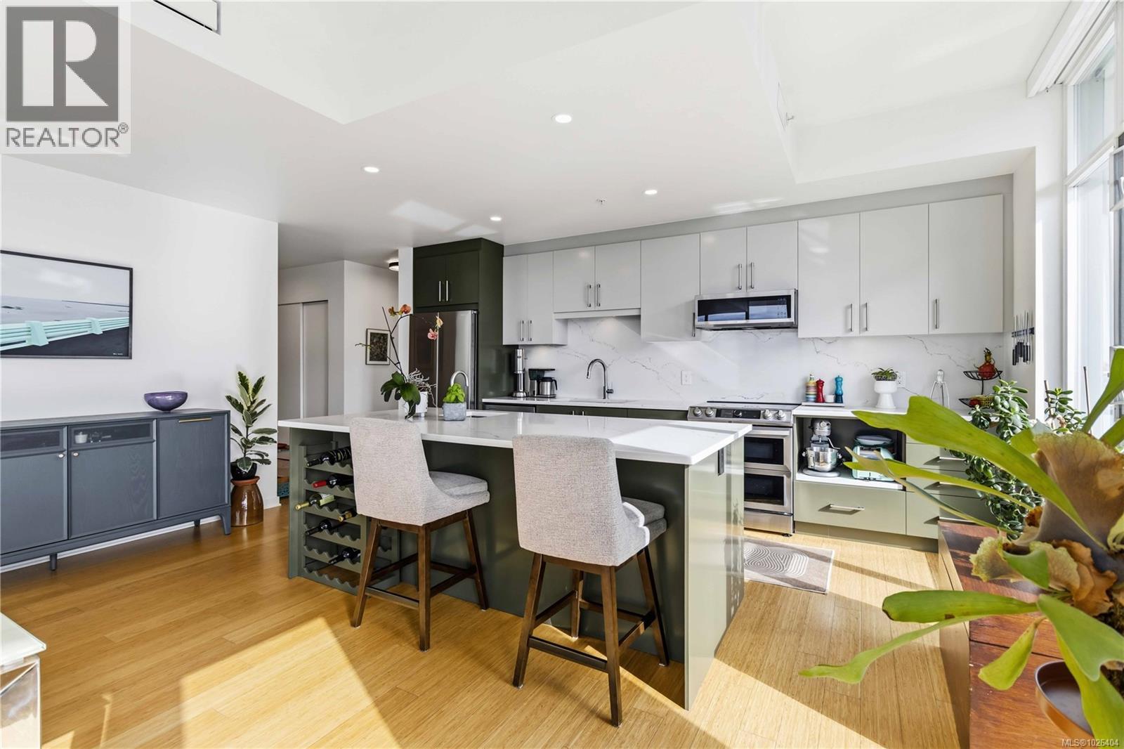 901 373 Tyee Road, Victoria