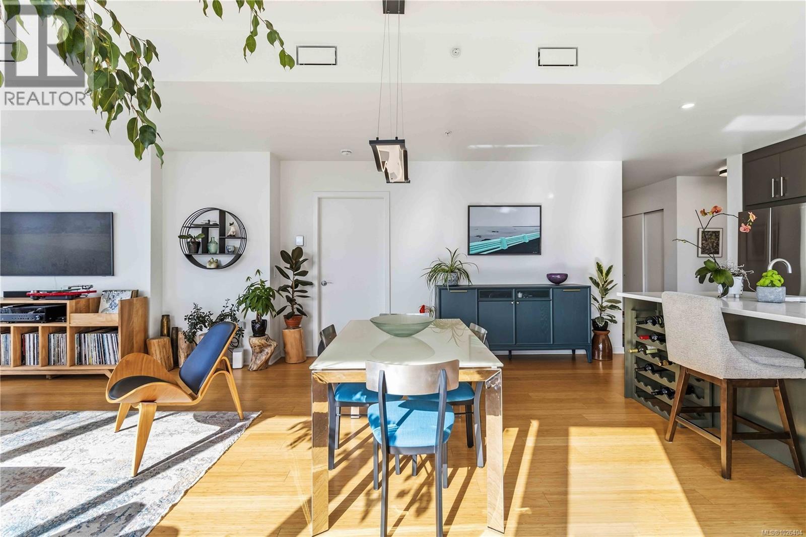 901 373 Tyee Road, Victoria