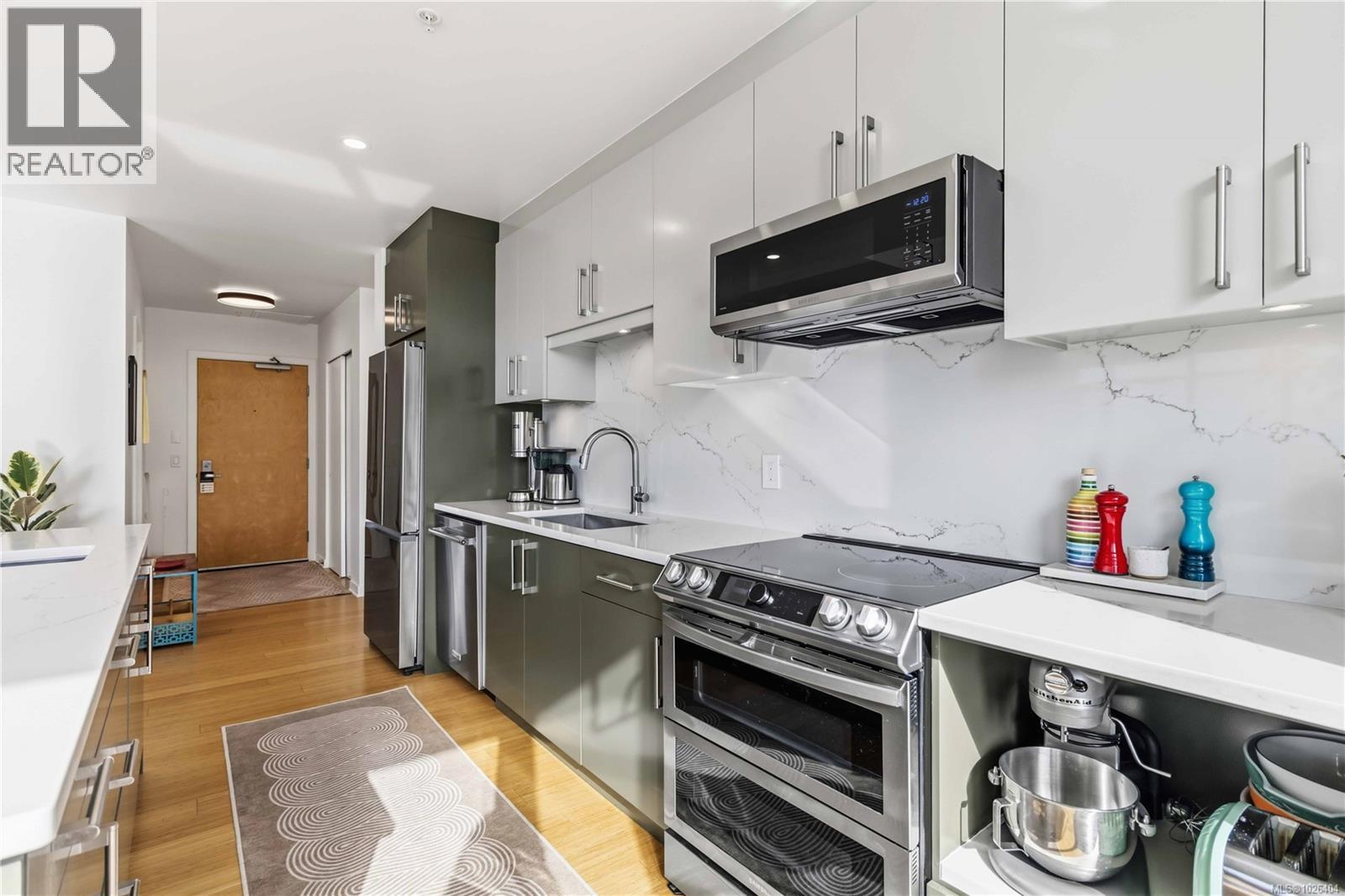 901 373 Tyee Road, Victoria