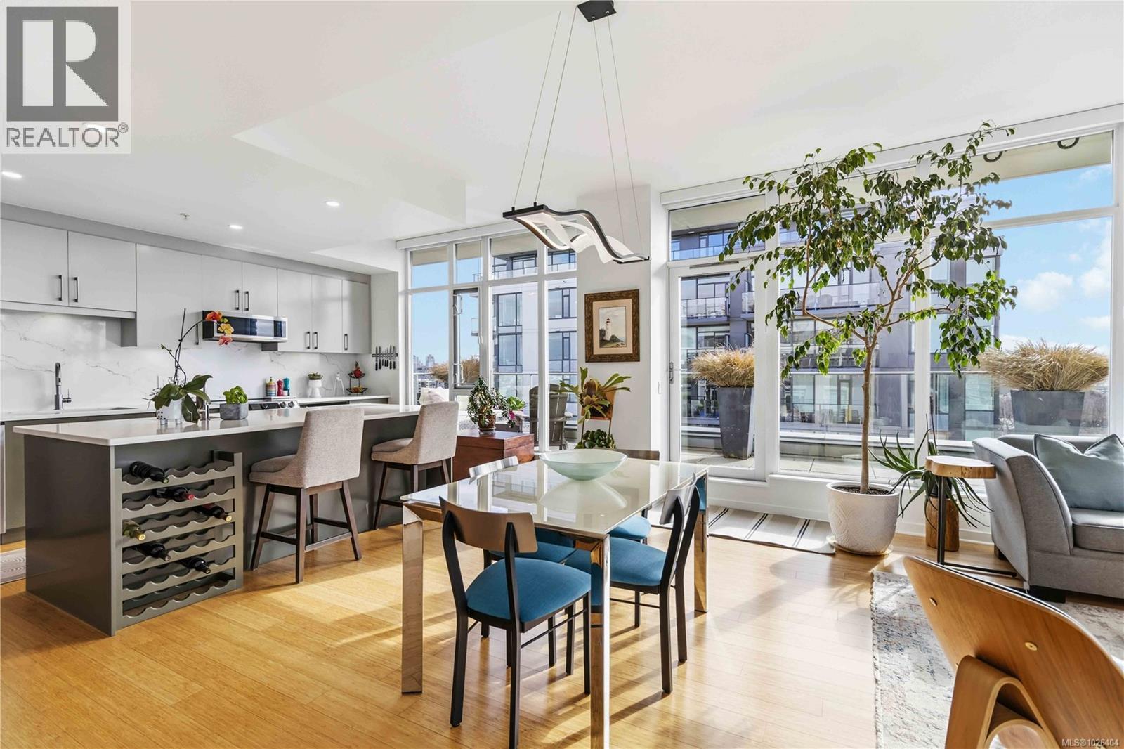 901 373 Tyee Road, Victoria