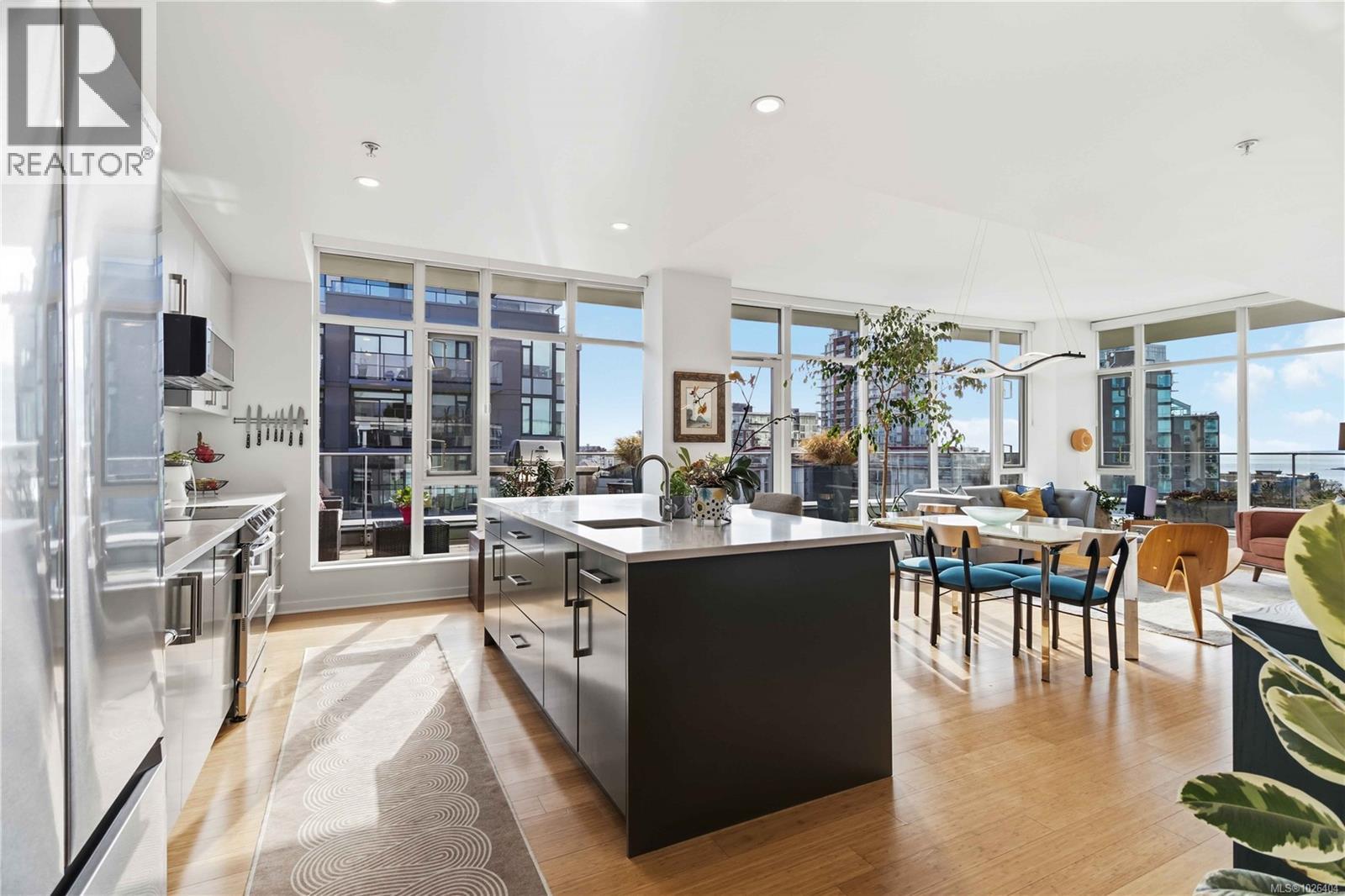 901 373 Tyee Road, Victoria