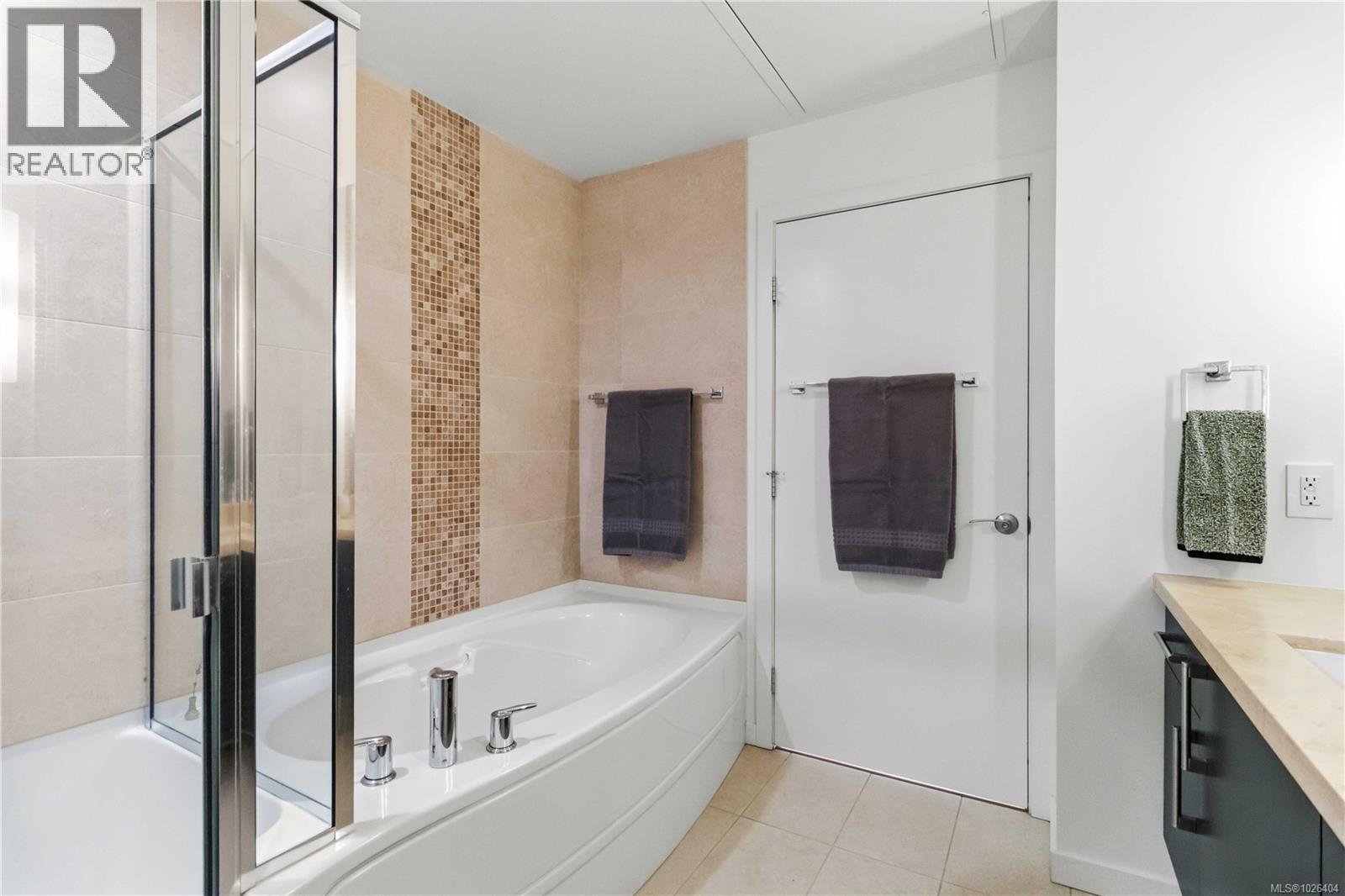 901 373 Tyee Road, Victoria