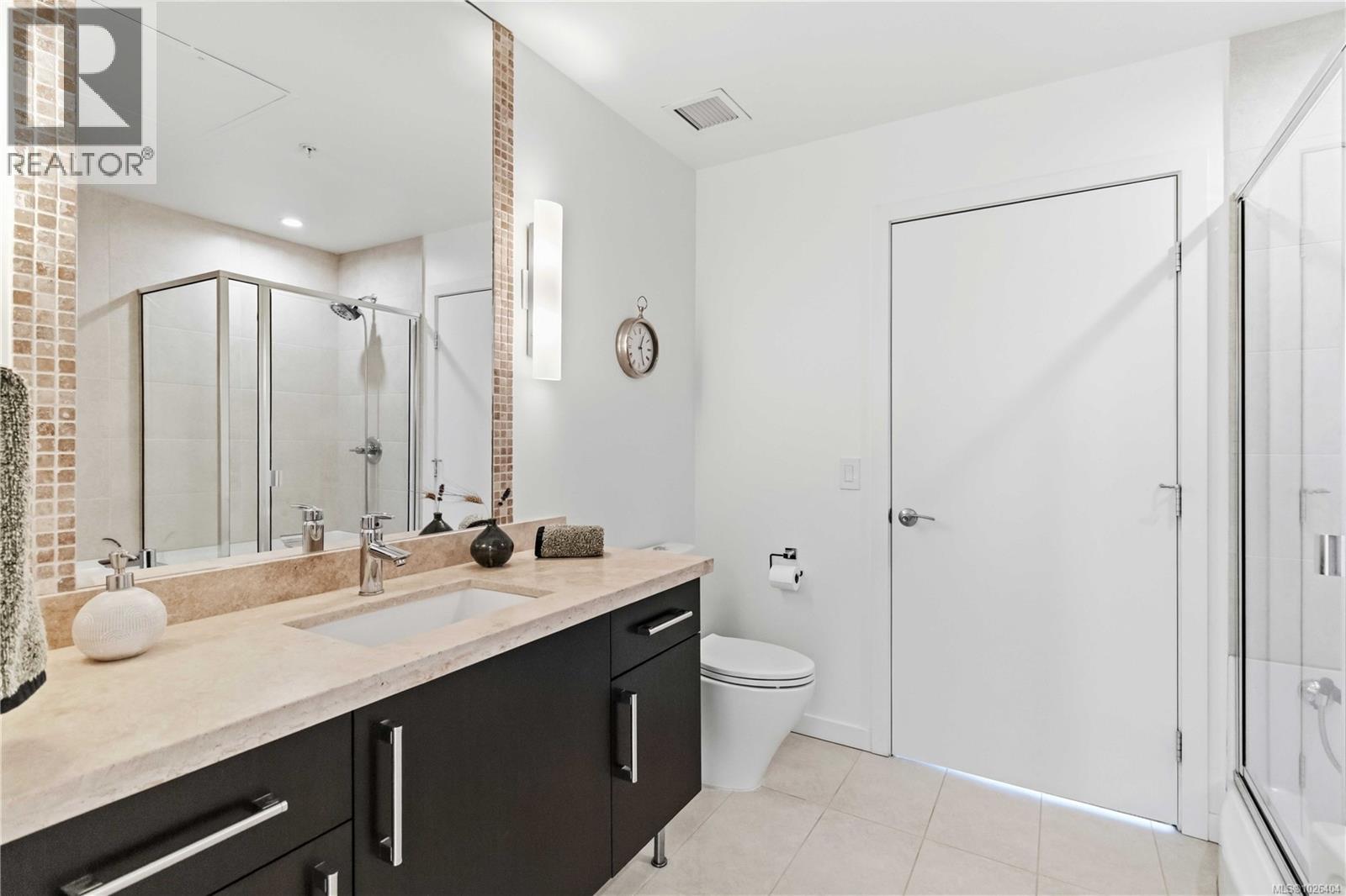 901 373 Tyee Road, Victoria