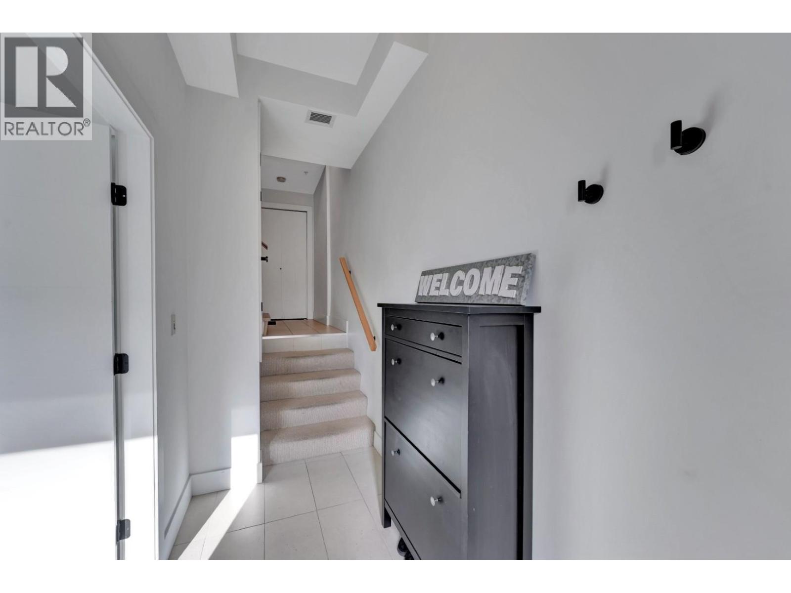 3 752 E 3RD STREET - Photo 4 of 40, North Vancouver, British Columbia