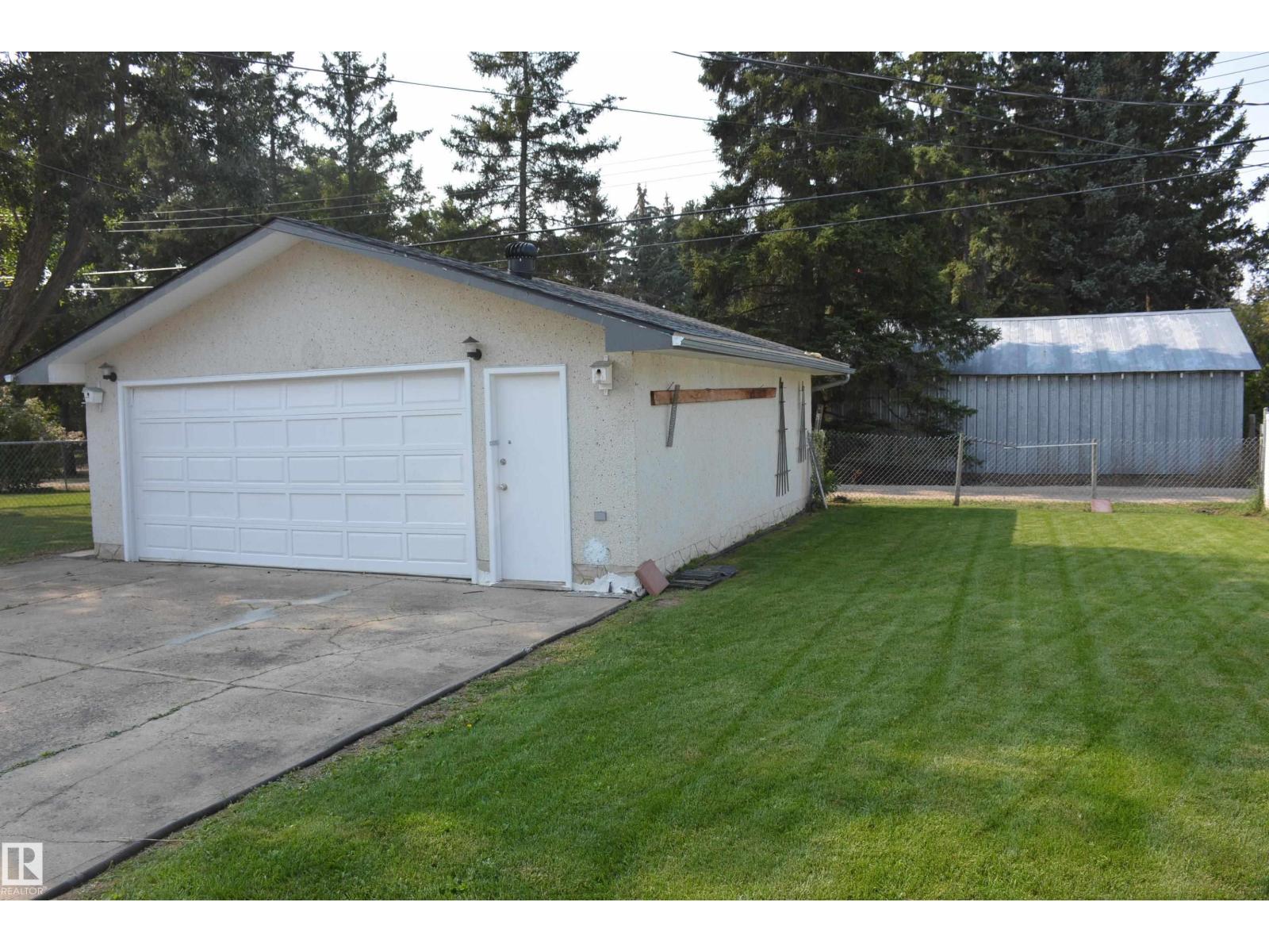 5506 56 ST - Photo 4 of 21, Barrhead, Alberta