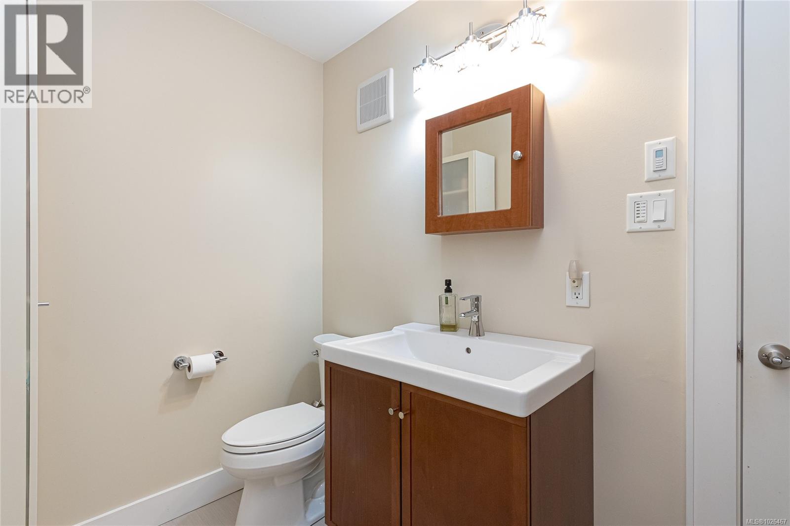 7318 Veyaness Rd, Central Saanich