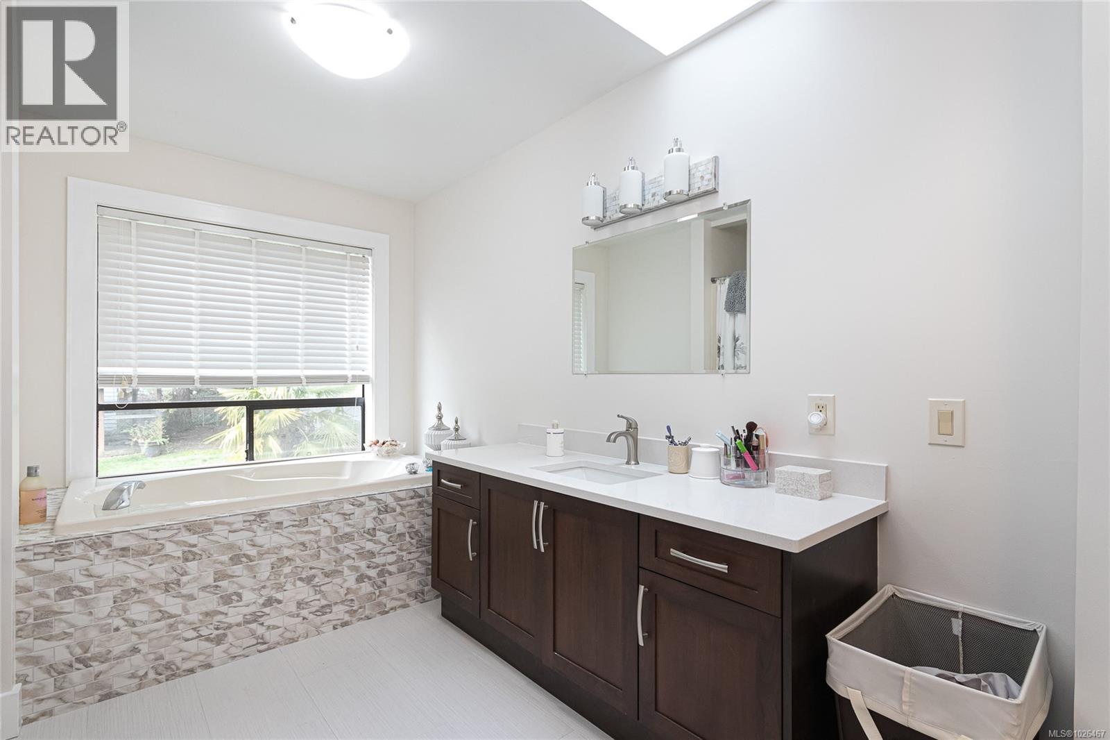 7318 Veyaness Rd, Central Saanich