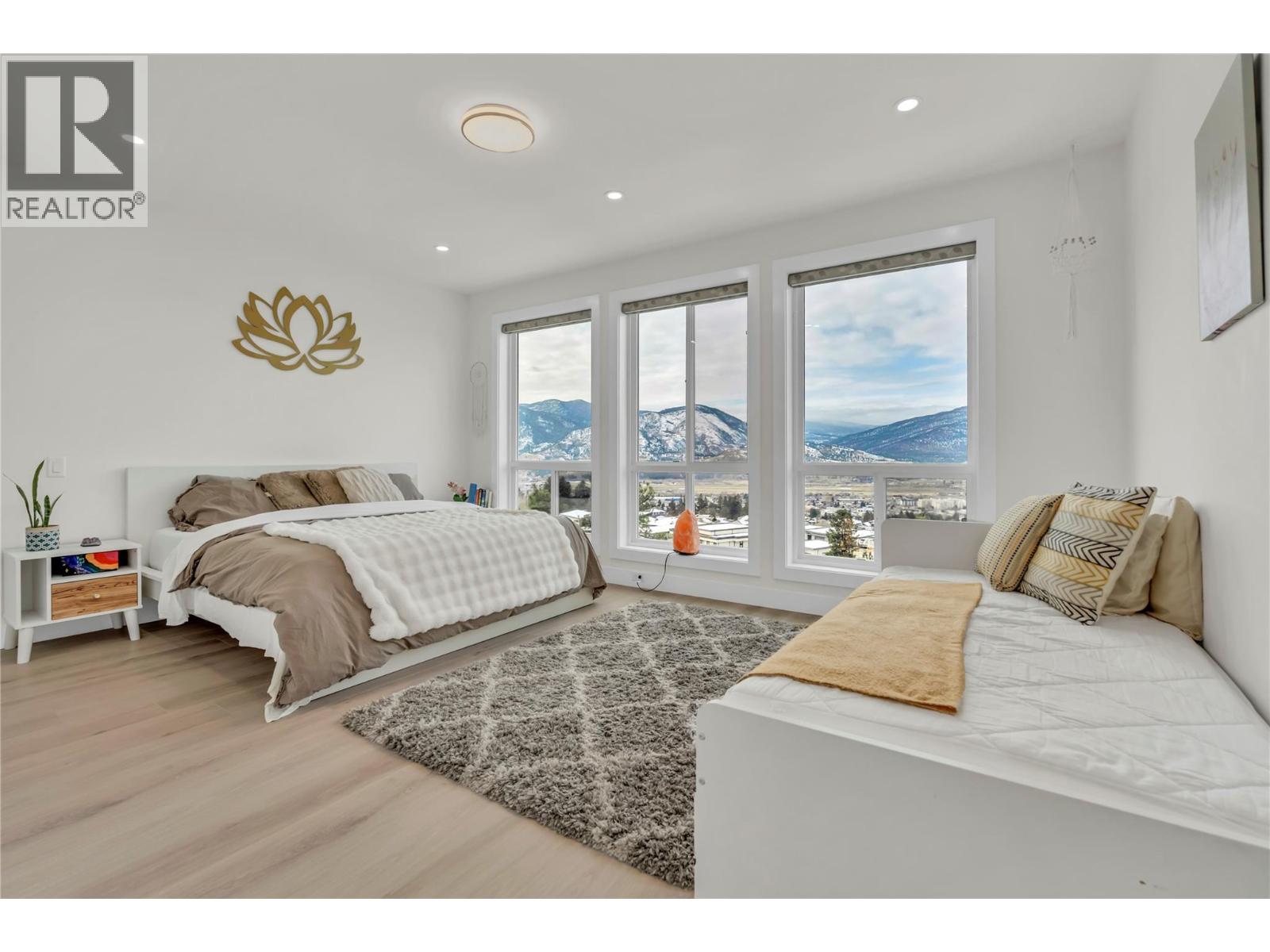 2719 HAWTHORN Drive, Penticton