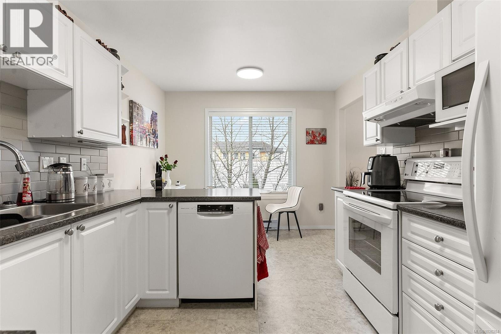 301 2421 Sidney Ave, Sidney