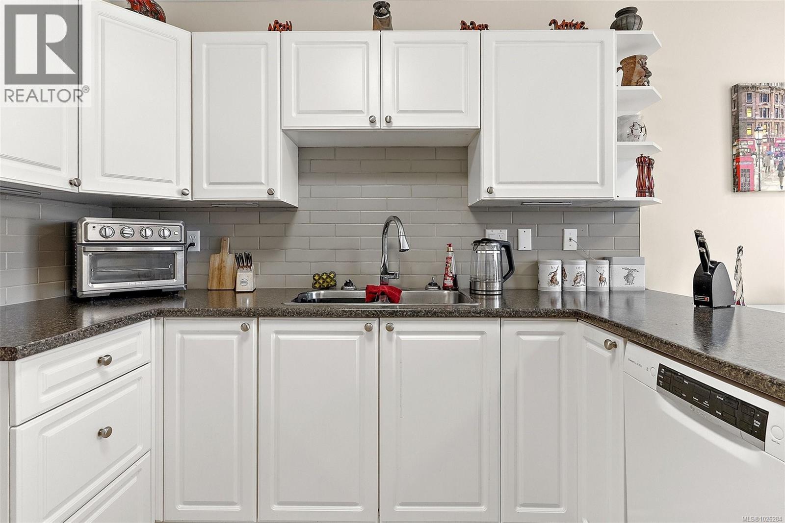 301 2421 Sidney Ave, Sidney