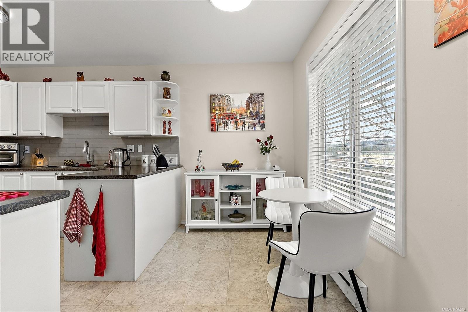 301 2421 Sidney Ave, Sidney