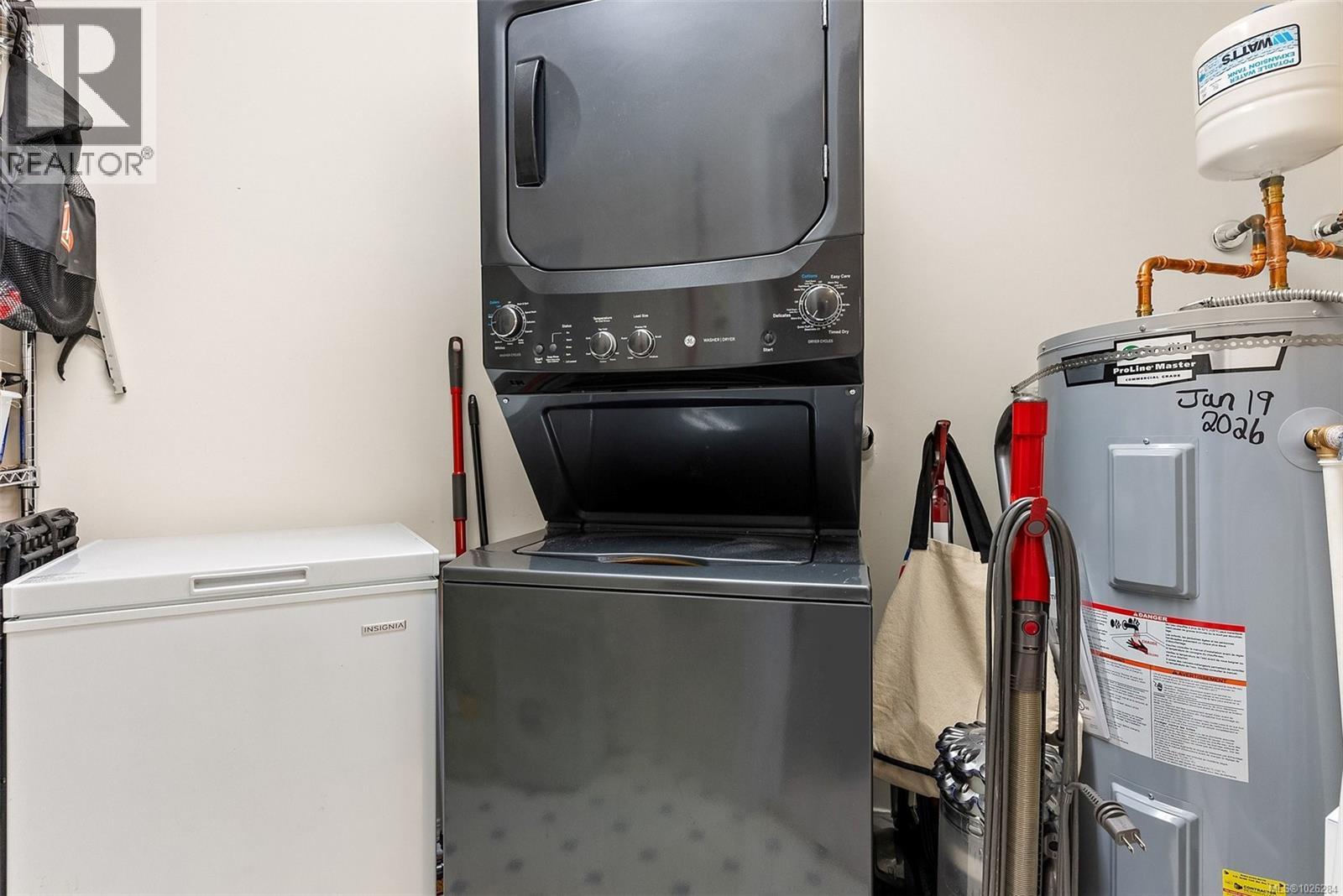 301 2421 Sidney Ave, Sidney