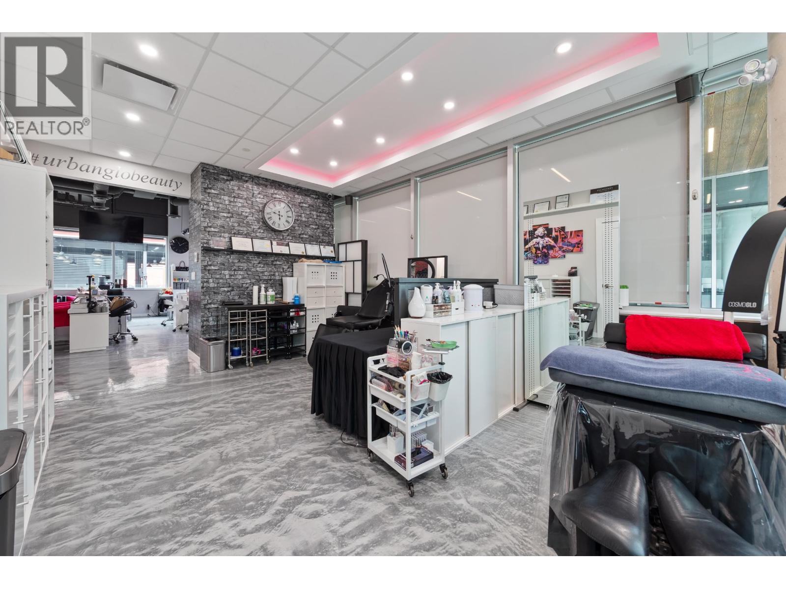 228 125 VICTORY SHIP WAY, North Vancouver