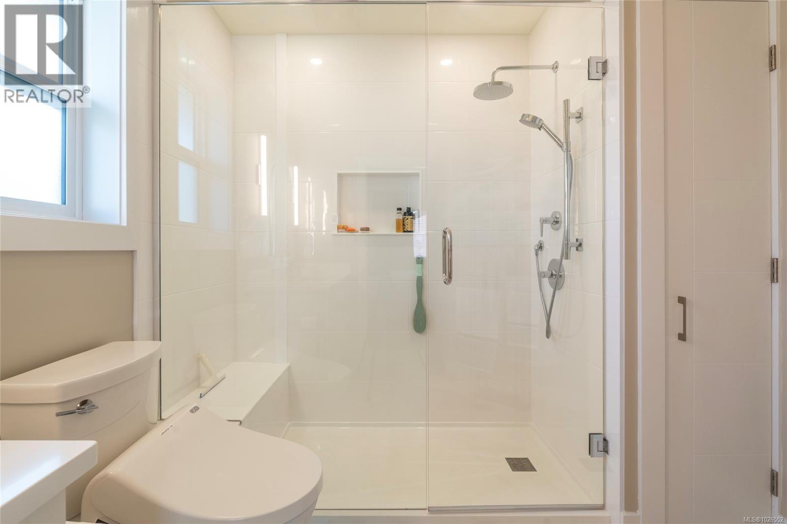  560 Heatherdale Lane, Saanich