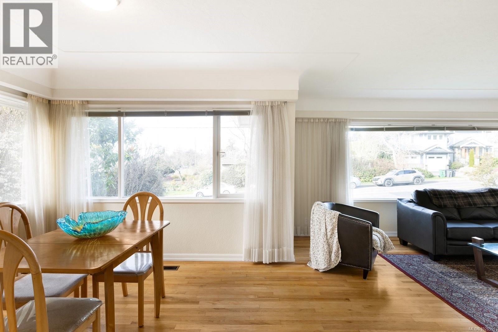  683 Richmond Avenue, Victoria