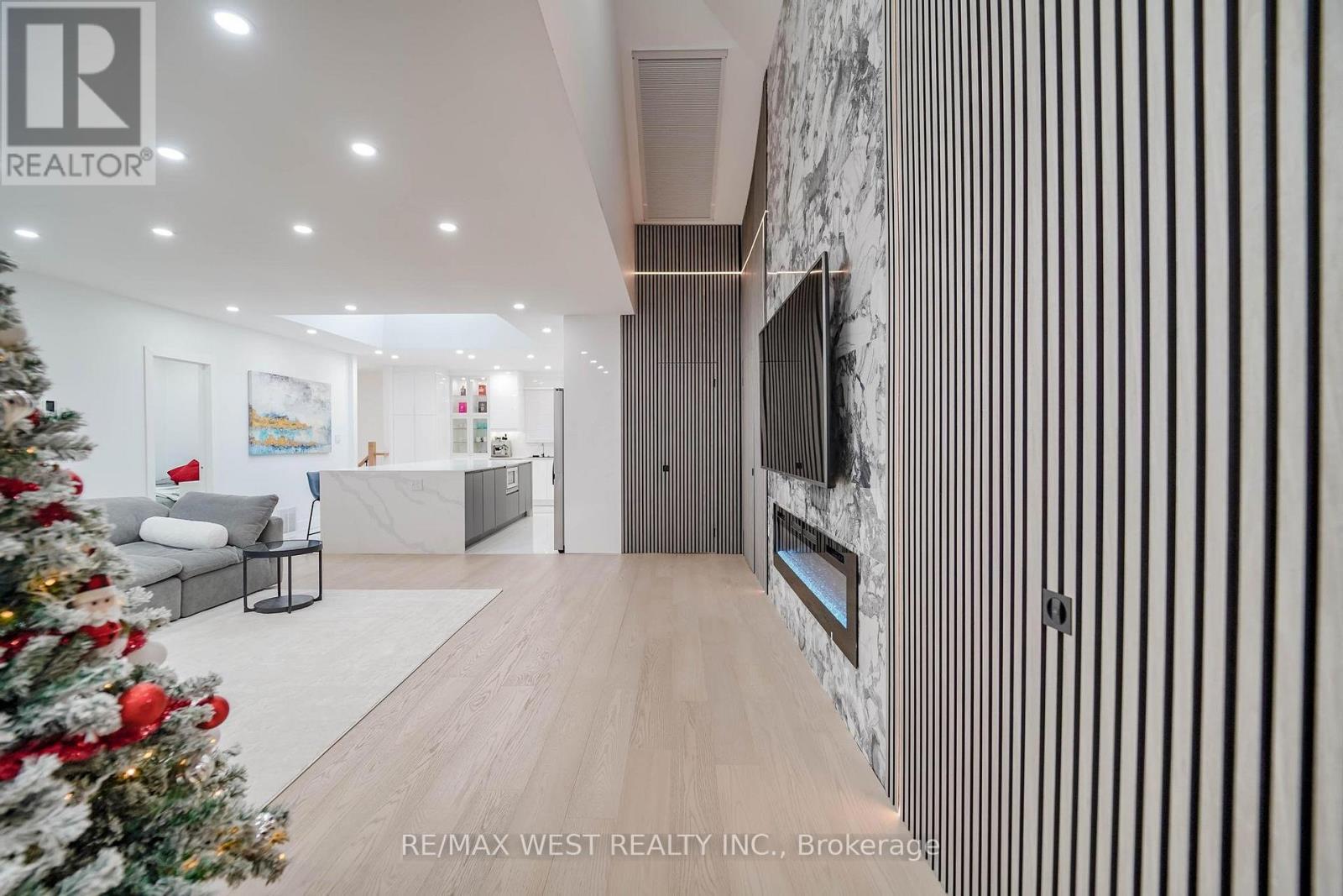7118 YONGE STREET - 1