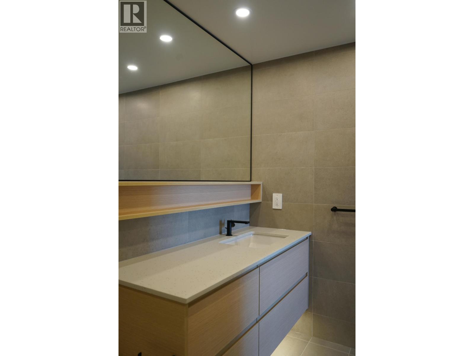 403 310 SALTER STREET, New Westminster