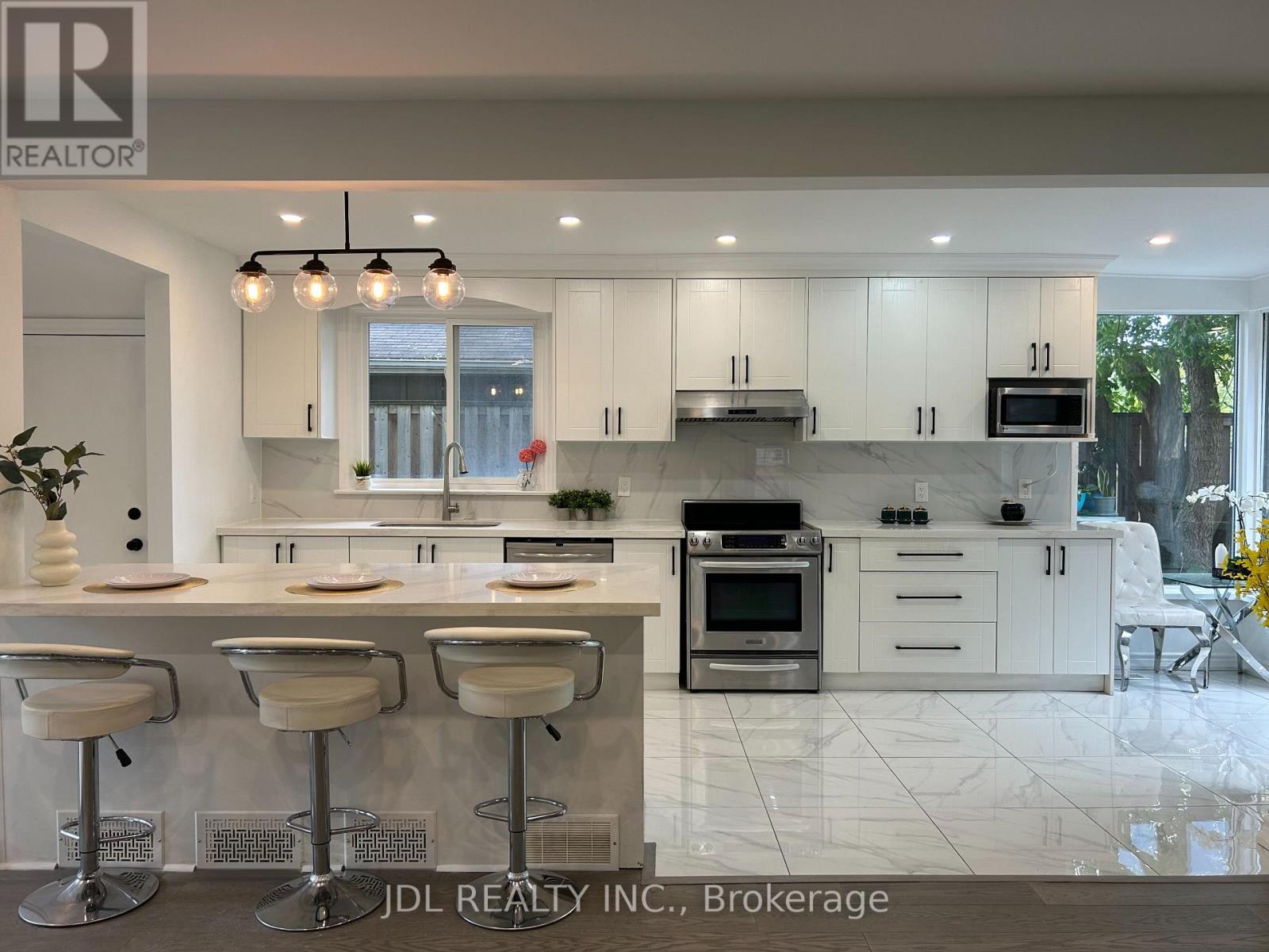 18 CADILLAC AVE AVENUE - Photo 5 of 26, Toronto (Clanton Park), Ontario