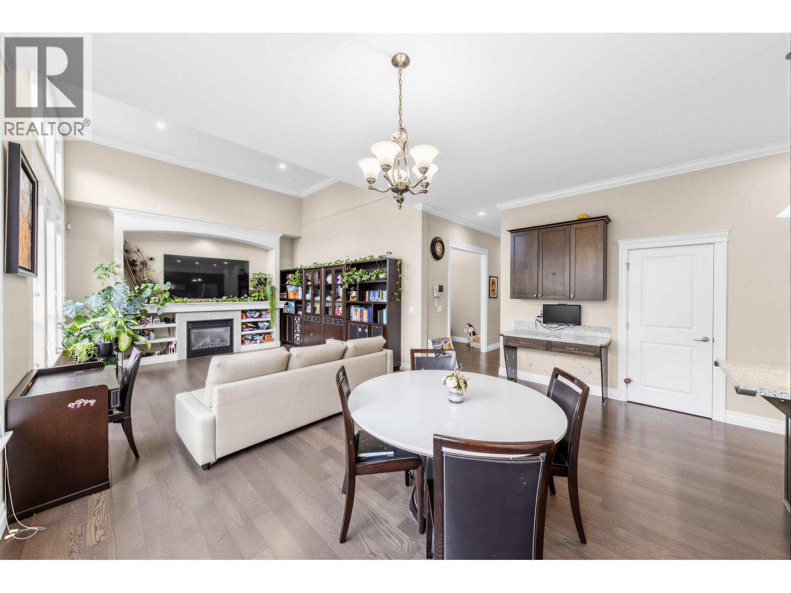 6079 DUNSMUIR CRESCENT