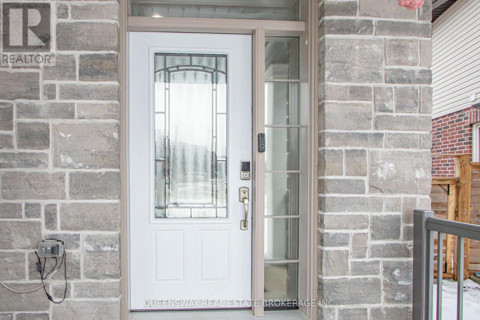 1306 CAEN AVENUE - Photo 3 of 35, Woodstock (Woodstock - North), Ontario