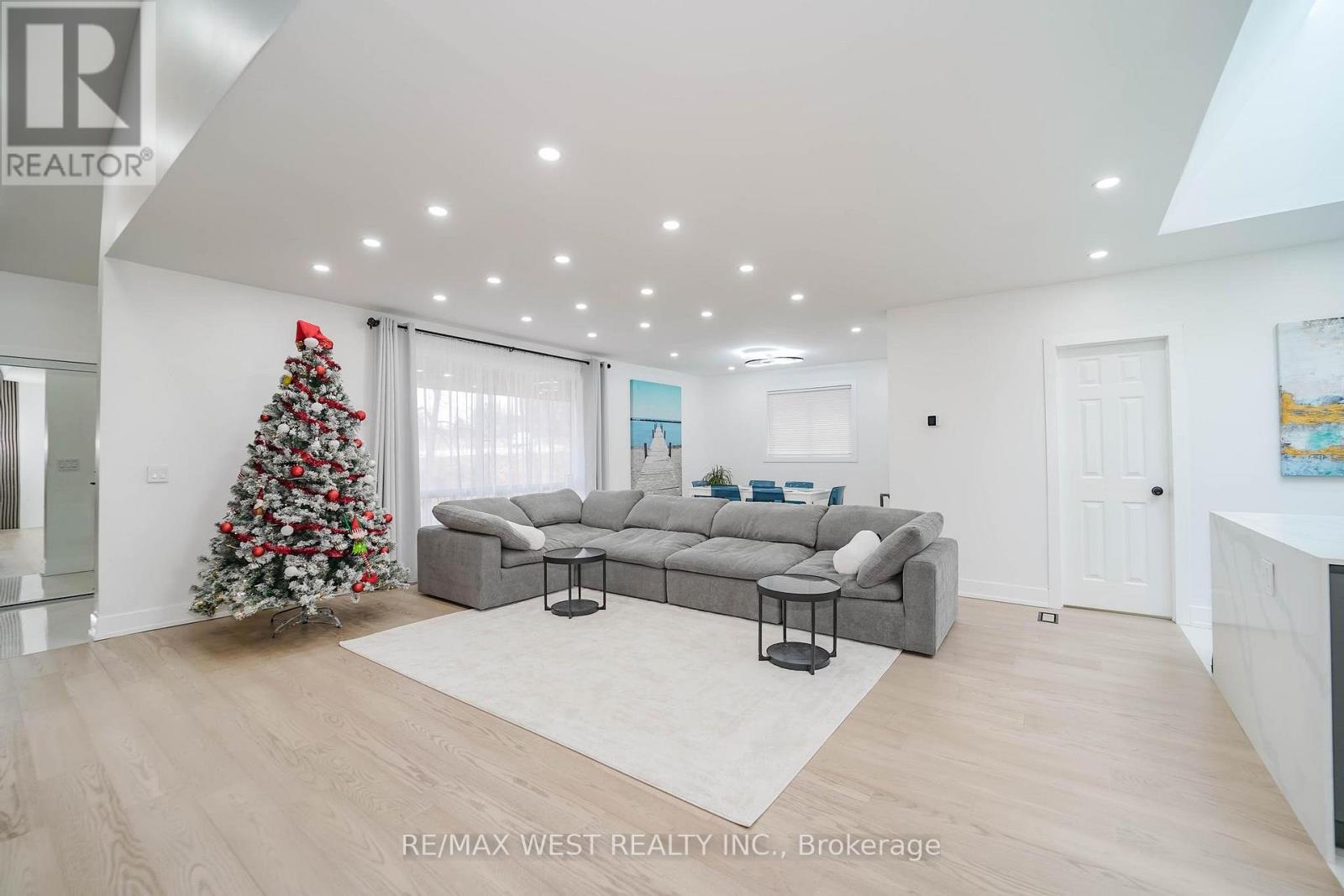 7118 YONGE STREET - 15