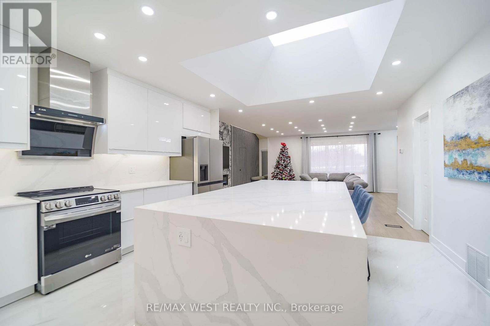 7118 YONGE STREET - 20