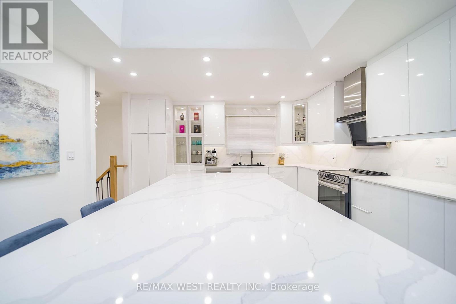 7118 YONGE STREET - 19