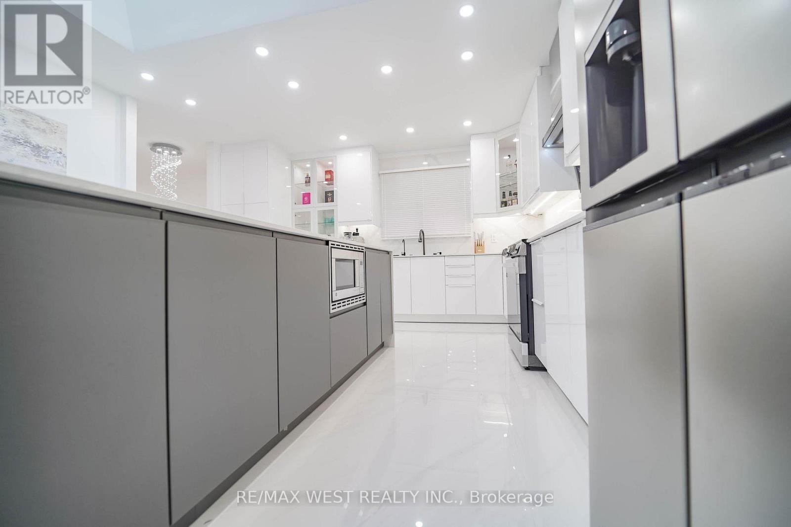 7118 YONGE STREET - 18