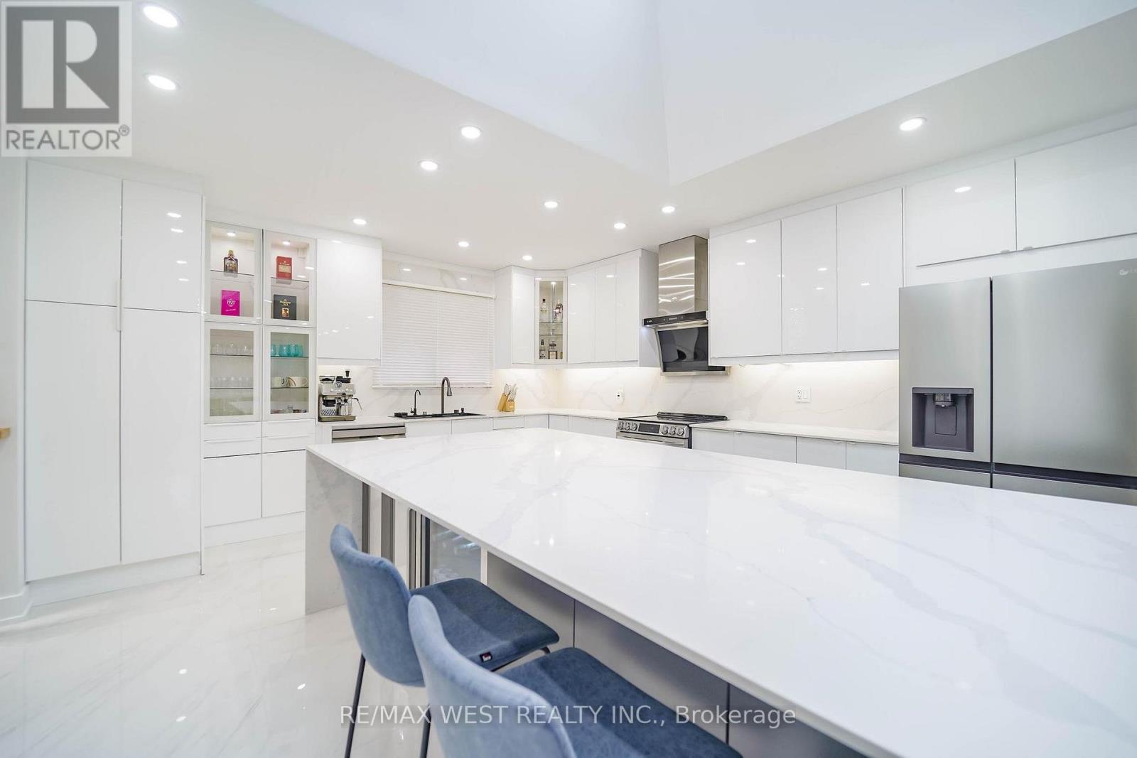 7118 YONGE STREET - 22