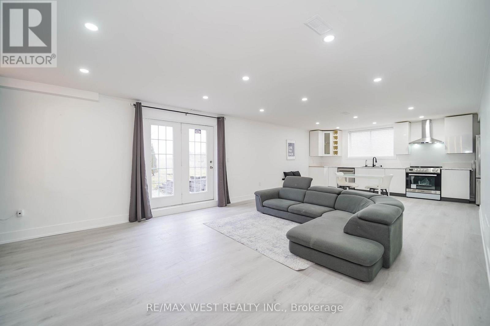 7118 YONGE STREET - 27