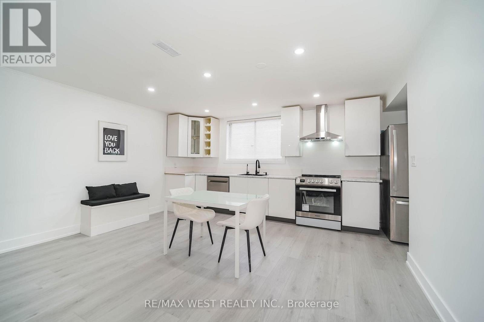 7118 YONGE STREET - 28