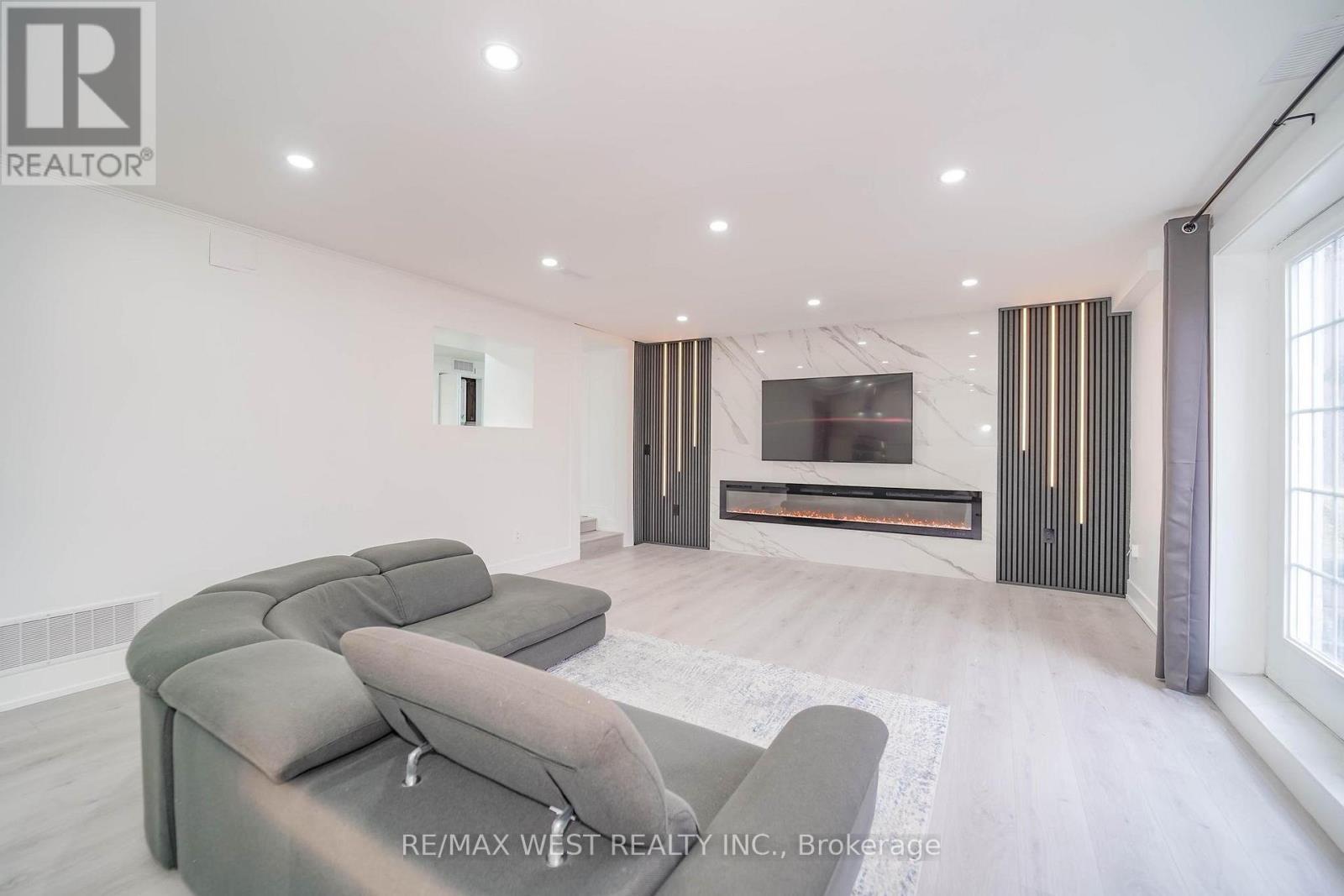 7118 YONGE STREET - 31