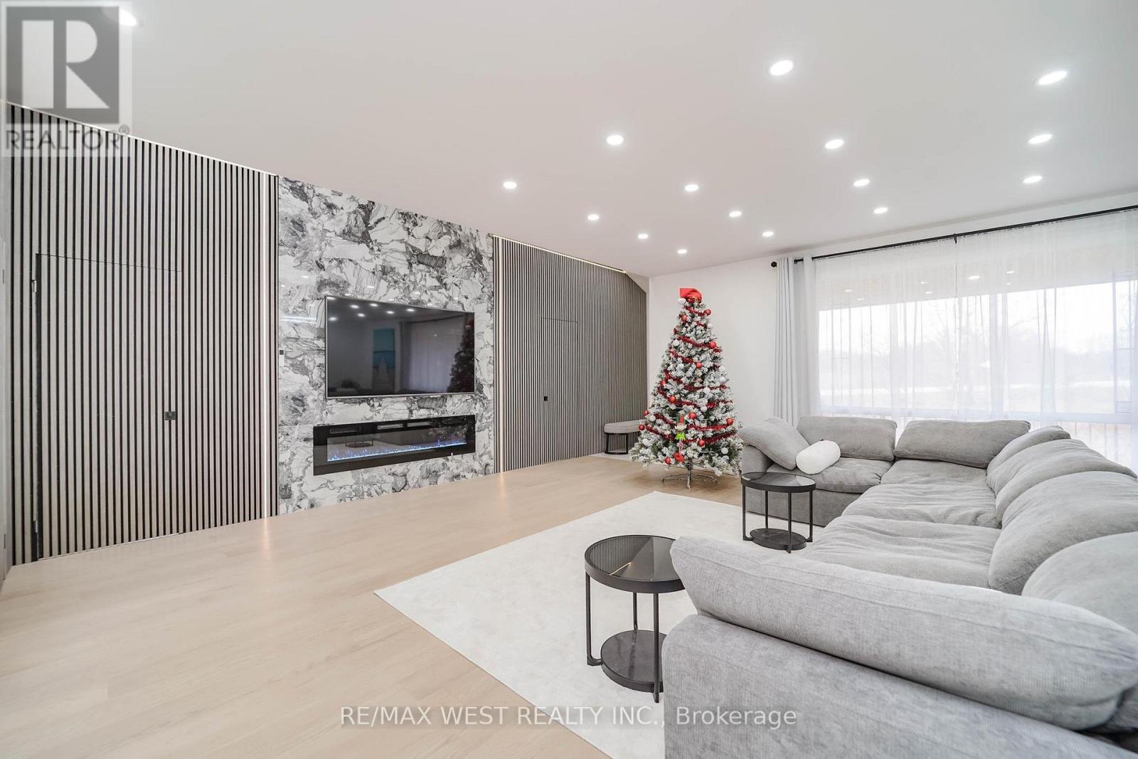 7118 YONGE STREET - 3