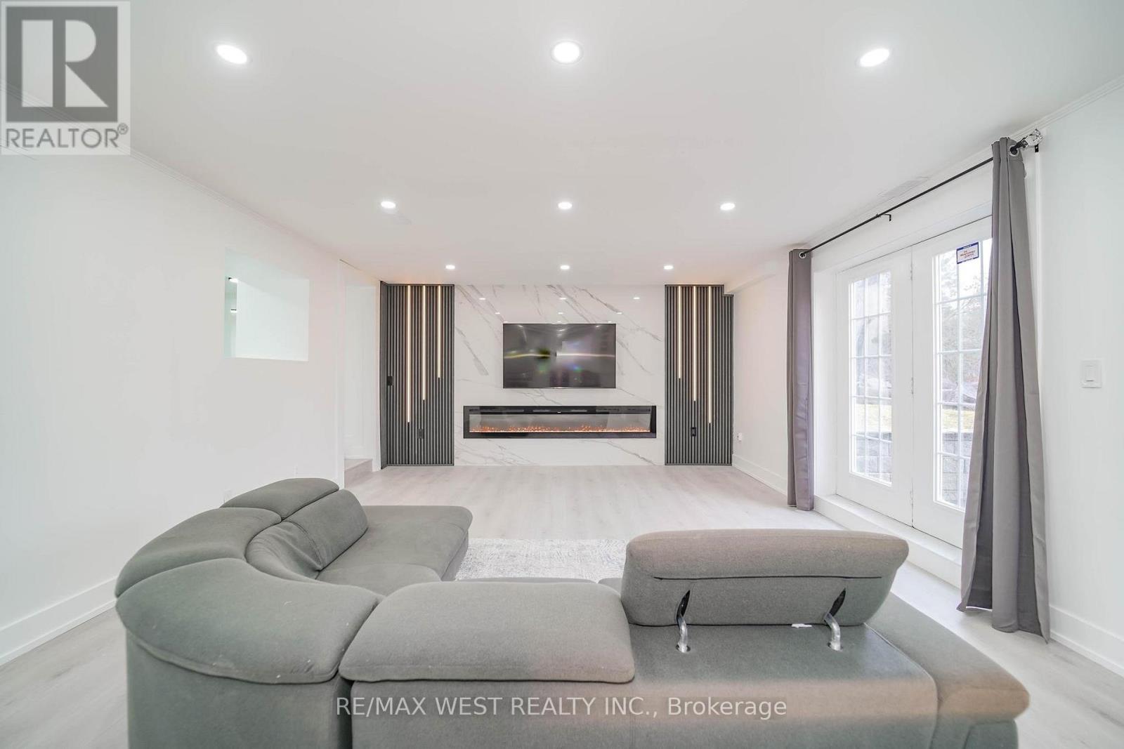 7118 YONGE STREET - 30