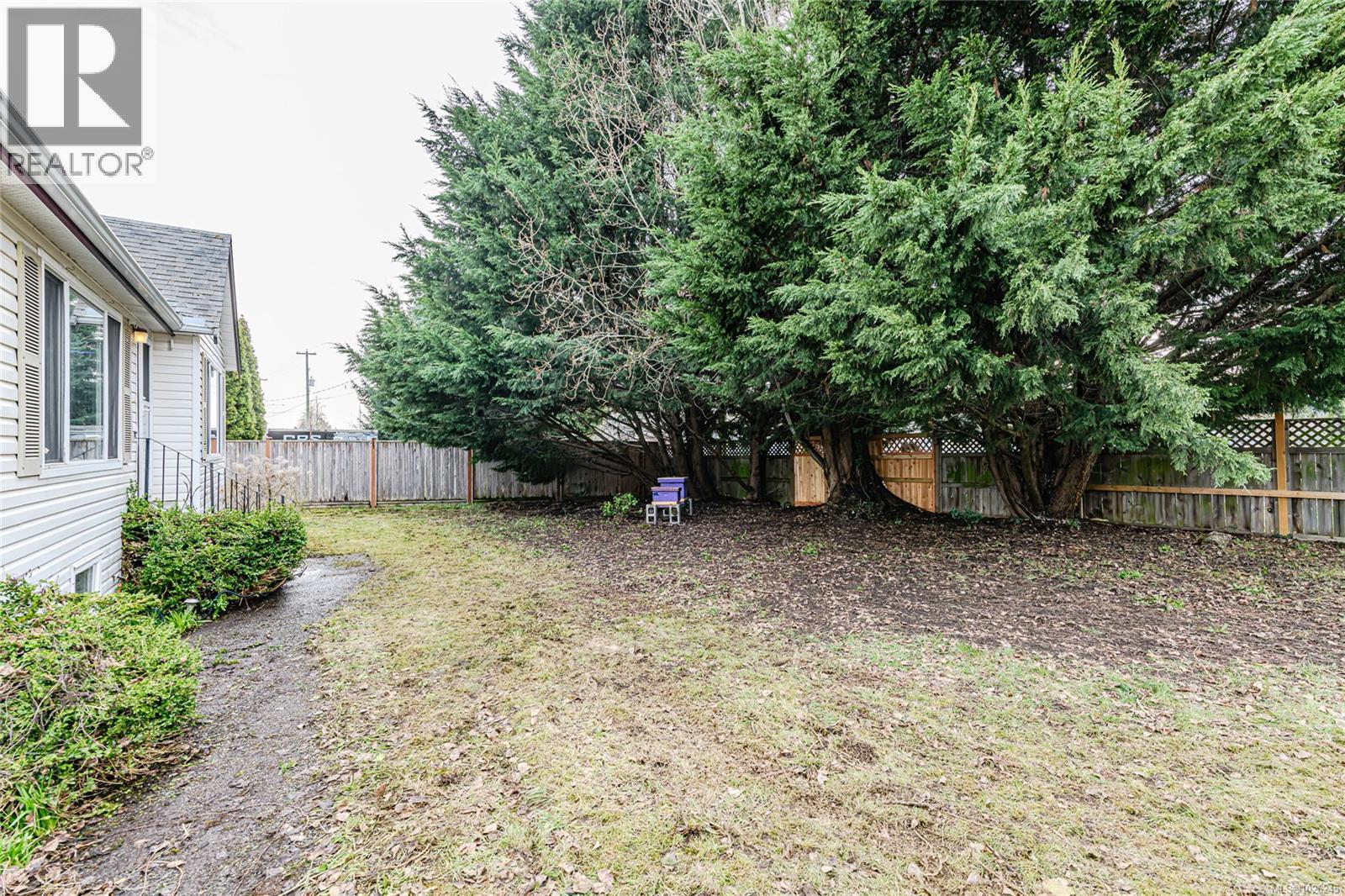 691 Charmar Cres, Langford