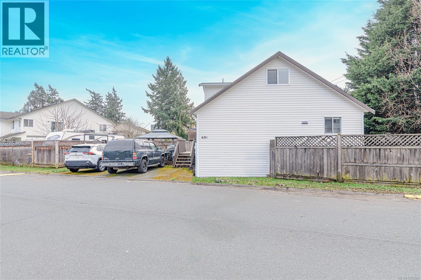 691 Charmar Cres, Langford