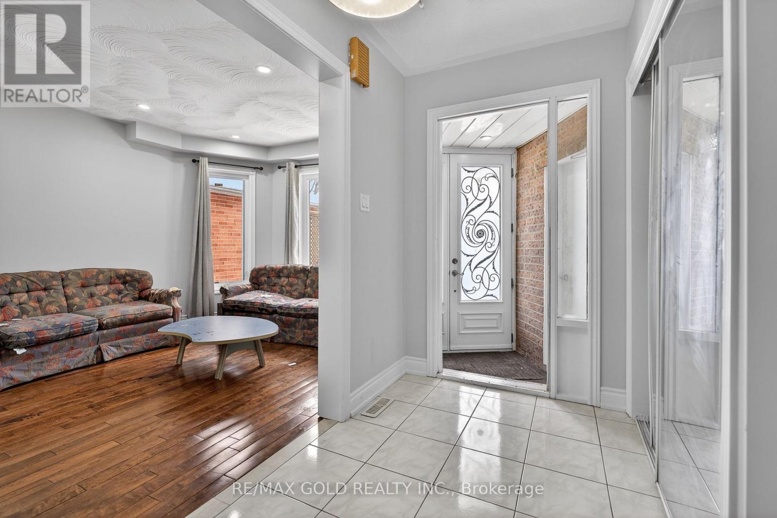 35 KIRK DRIVE - Photo 4 of 50, Brampton (Northwood Park), Ontario