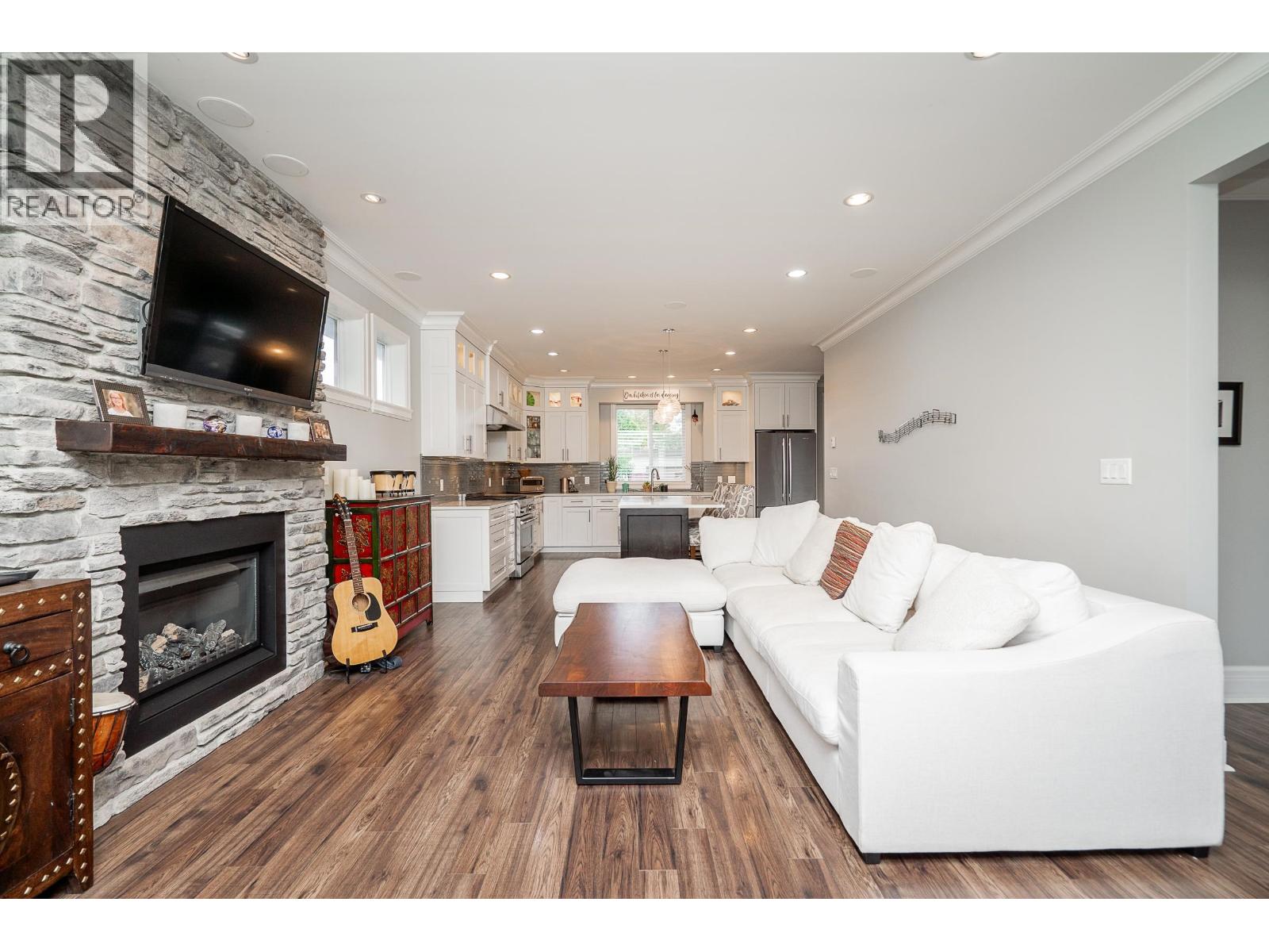 374 SIMPSON STREET - Photo 3 of 39, New Westminster, British Columbia