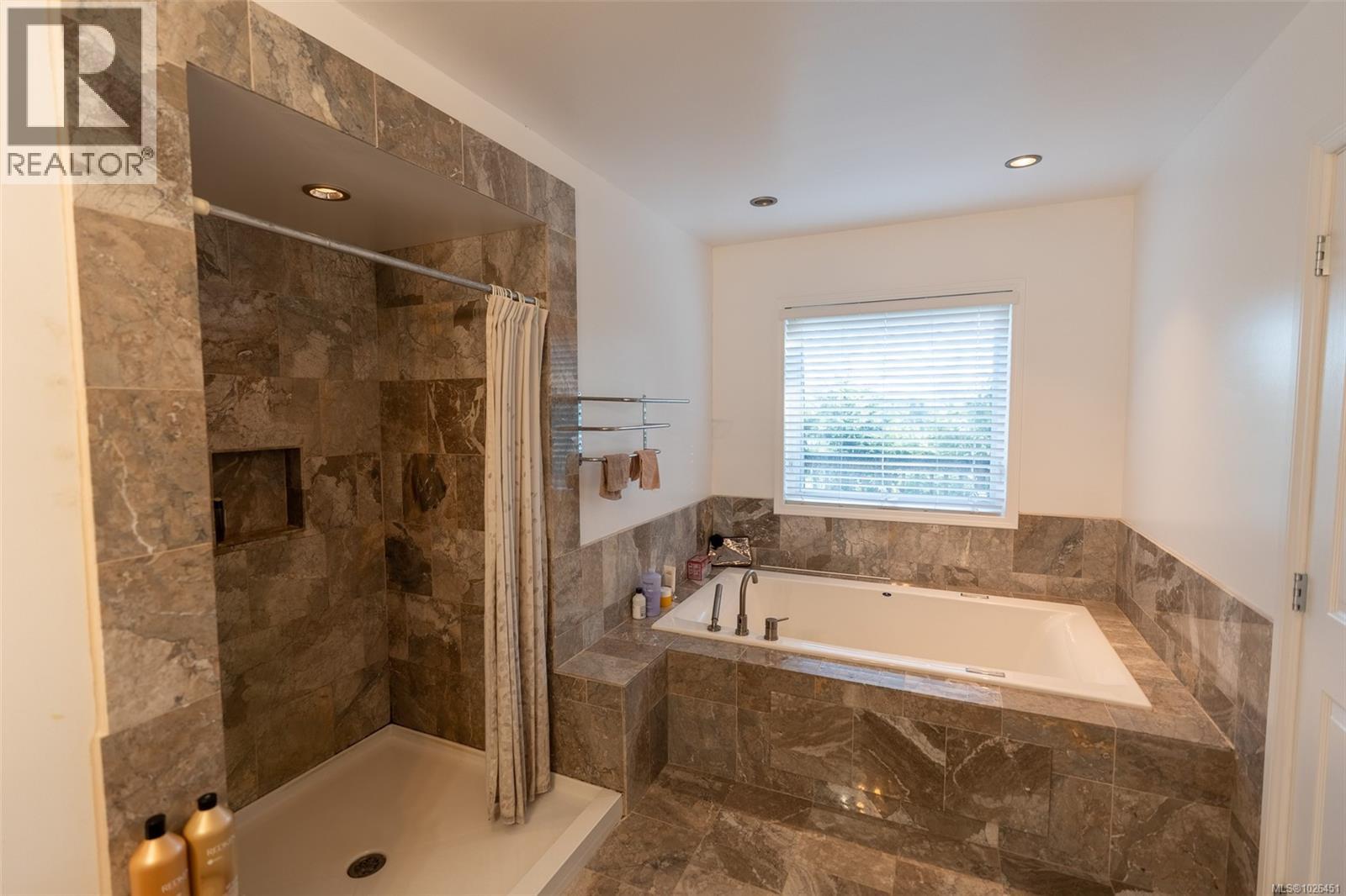 314 Reef Point Rd, Ucluelet