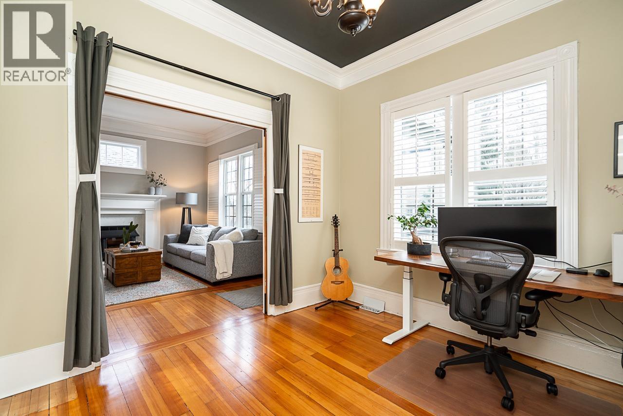 375 KEARY STREET, New Westminster