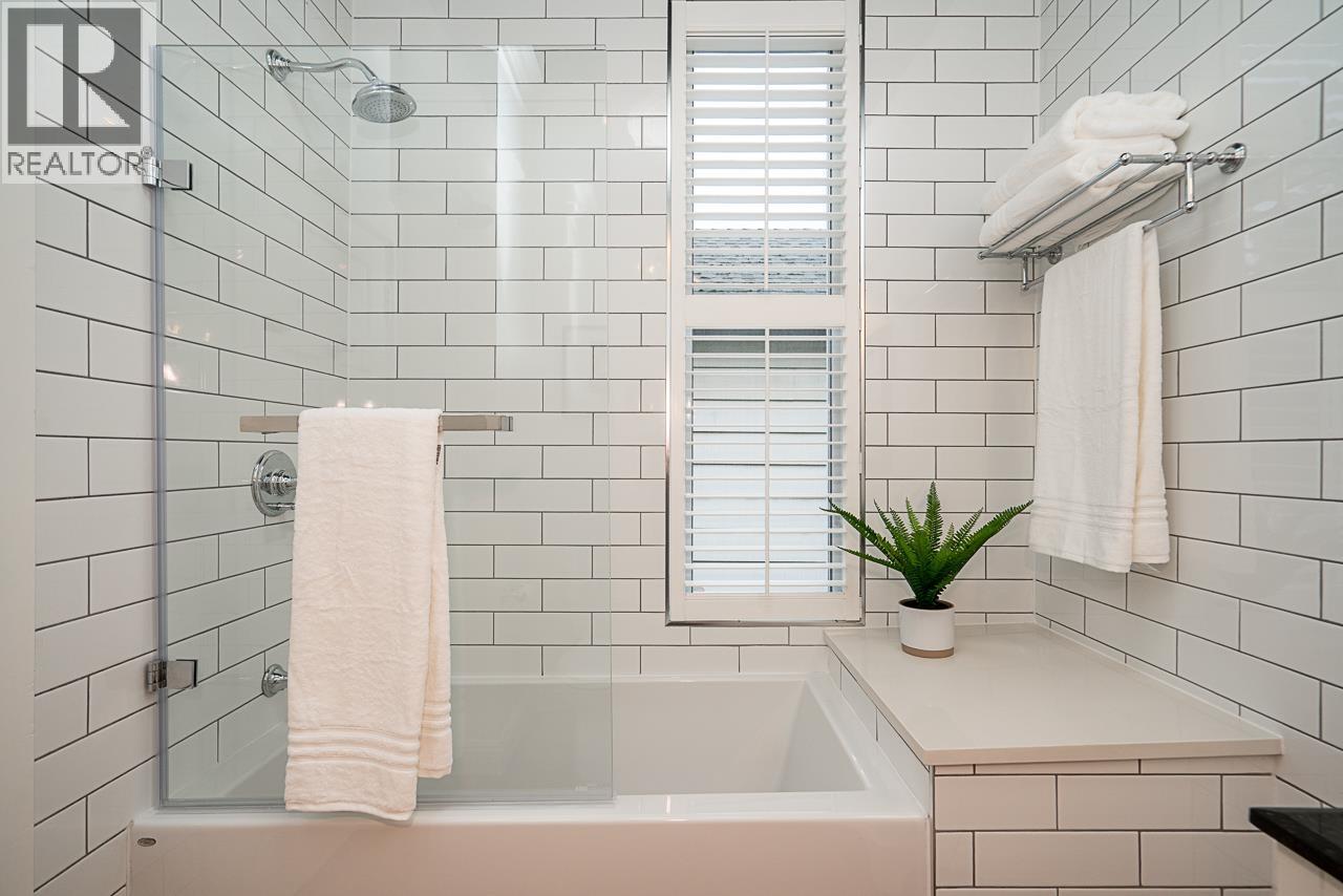 375 KEARY STREET, New Westminster