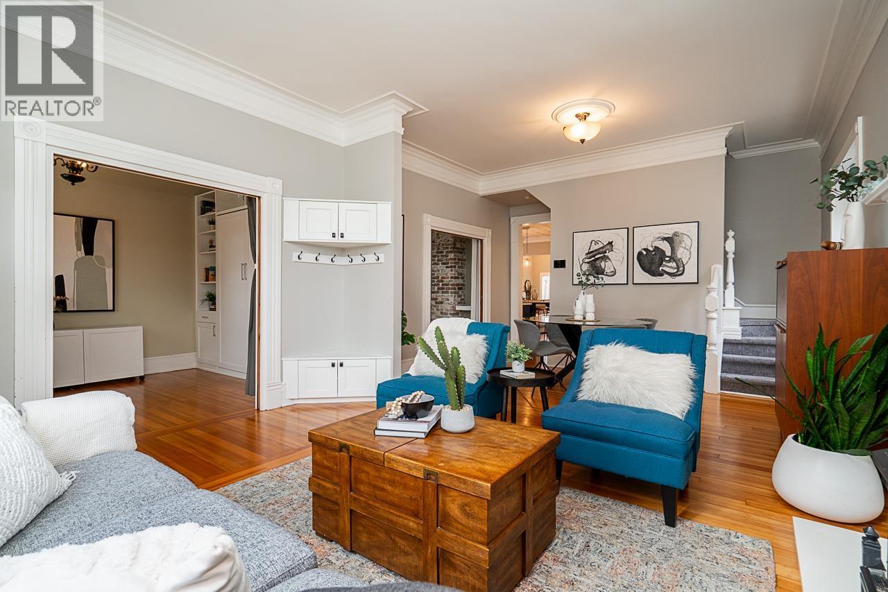 375 KEARY STREET, New Westminster