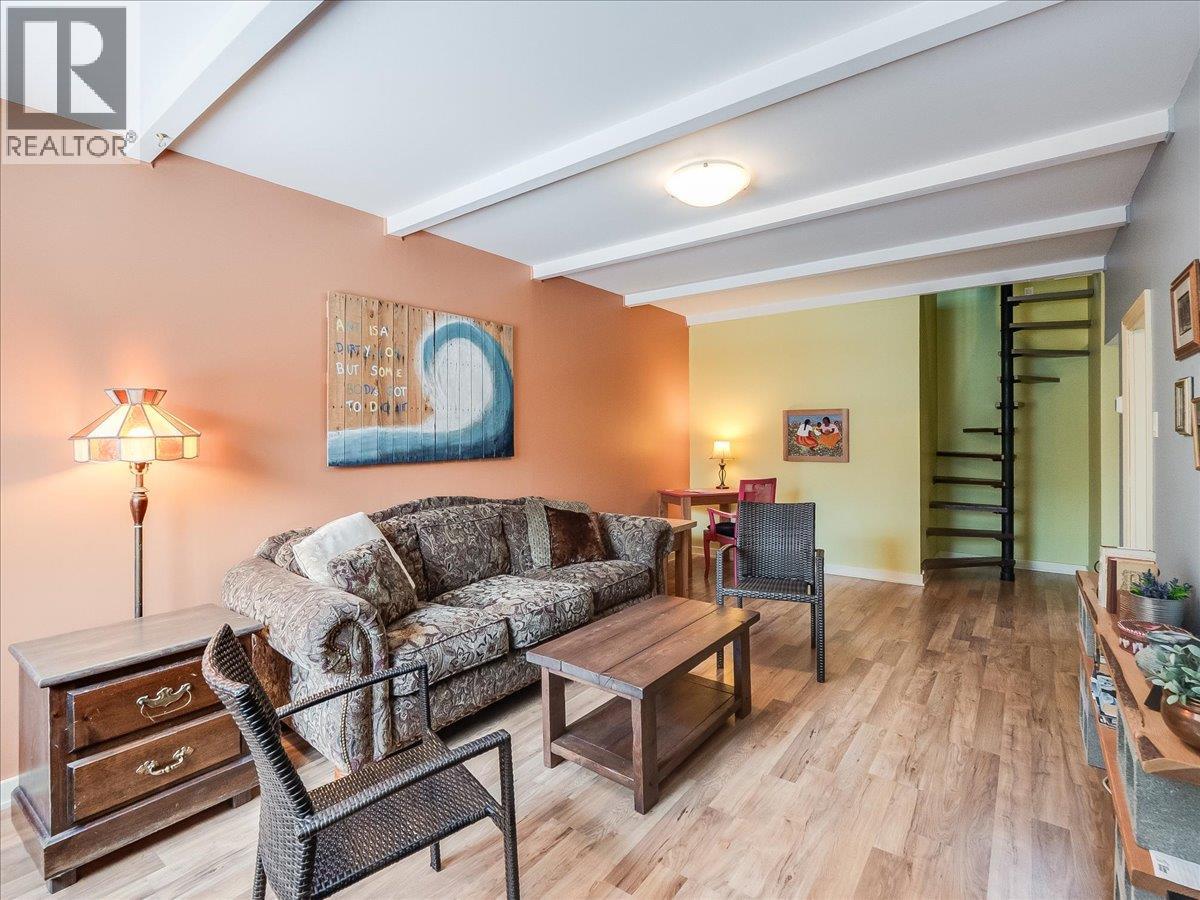 1522 Third Avenue, Trail