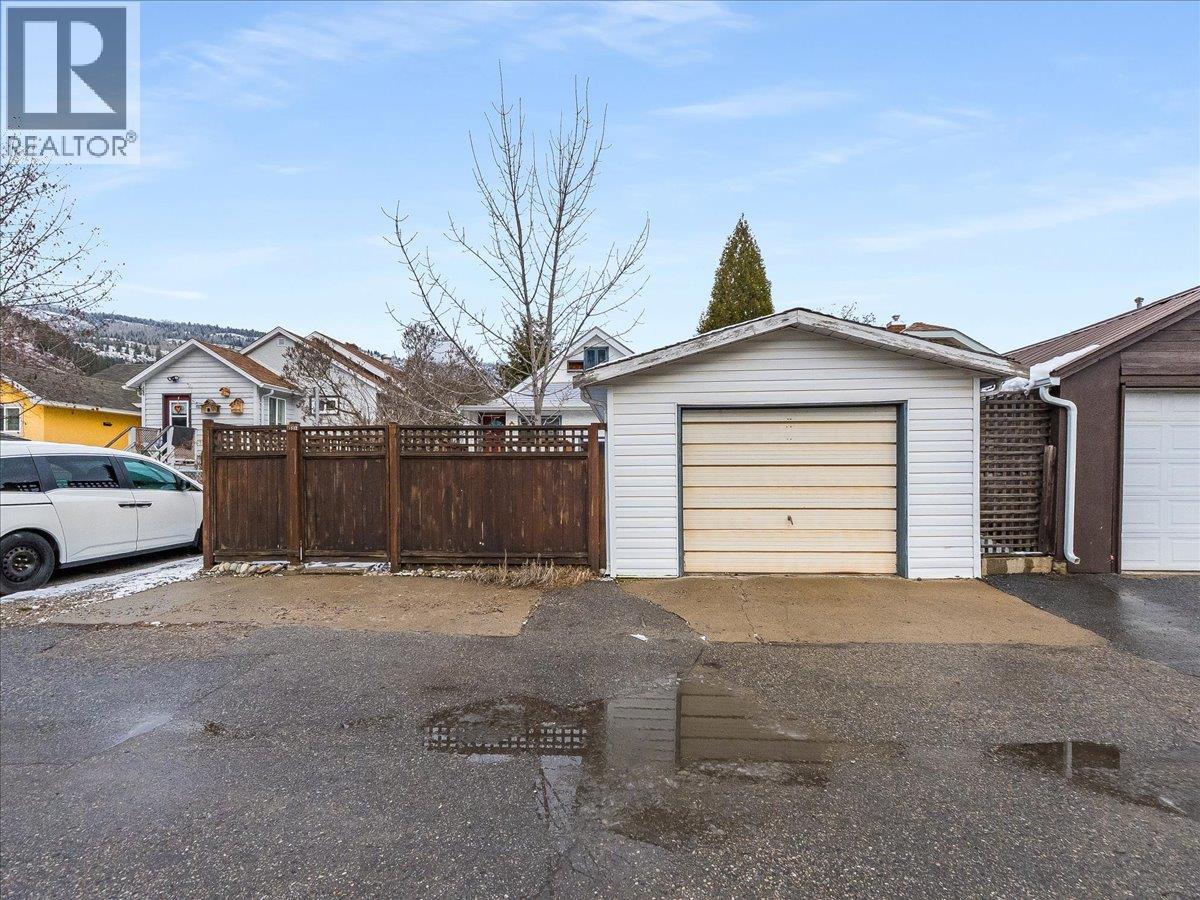 1522 Third Avenue, Trail